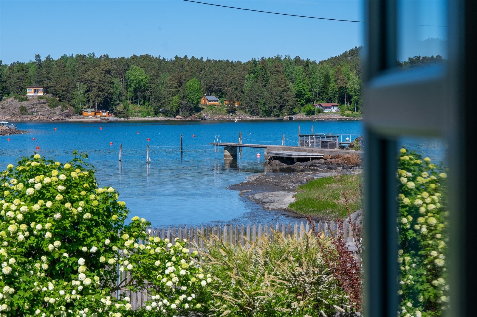 Utsikt fra eiendommen mot sjøen og bryggen Galleribilde