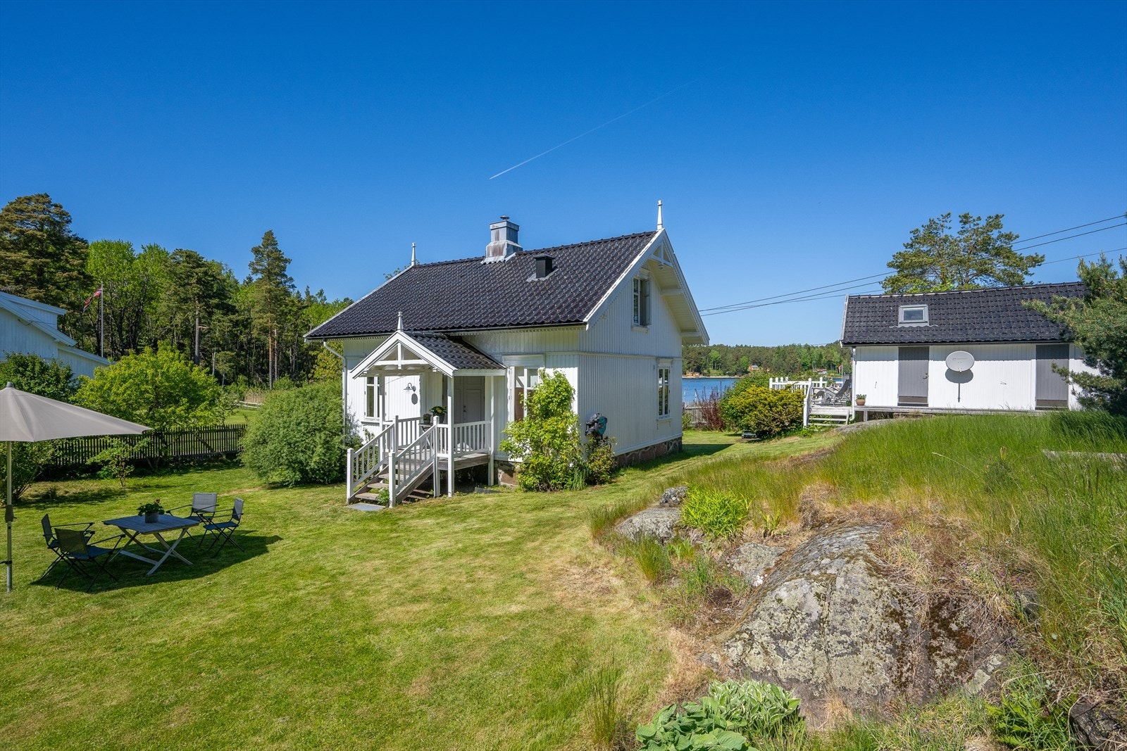 Huset og annekset og den hyggelige atmosfærerike tomten Galleribilde