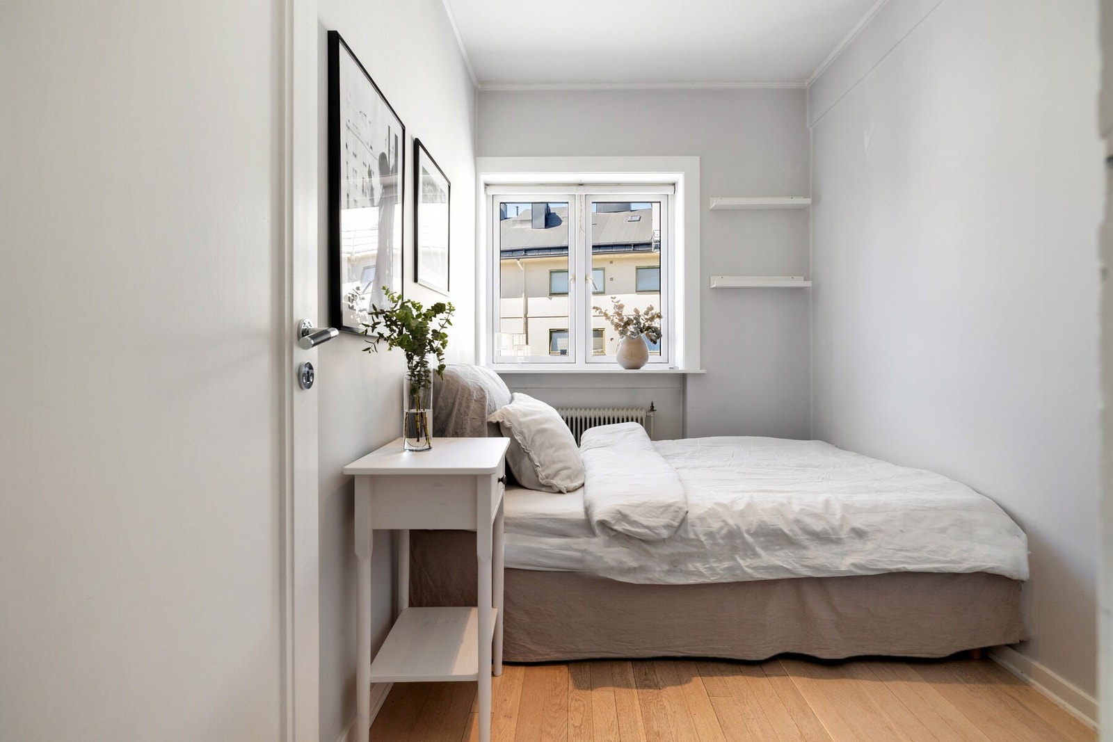 Det andre soverommet har gode bruksmuligheter. Rommet har plass til seng, og egner seg godt som barnerom, gjesterom eller hjemmekontor. Galleribilde