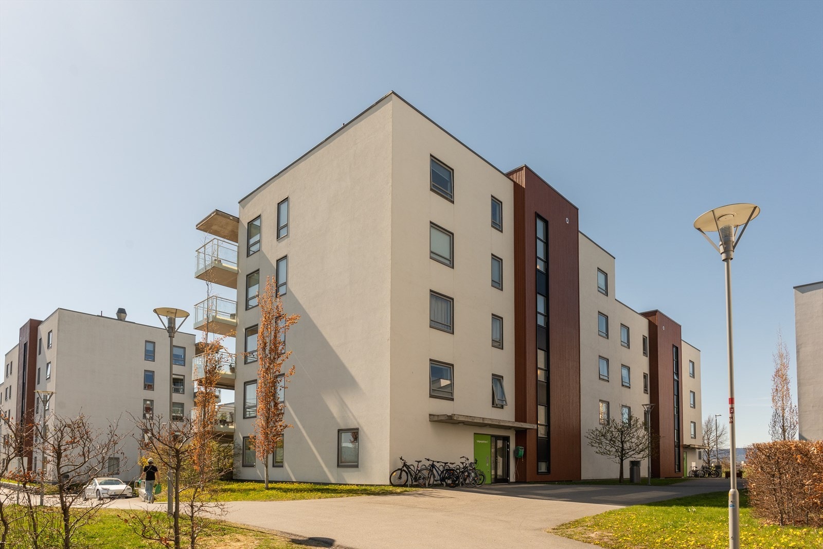 Hverdagen er enkel med kort gangavstand til Fornebu S, skoler, barnehager og gode kollektivforbindelser i området, med bussholdeplass kun få minutters gange fra boligen. Galleribilde