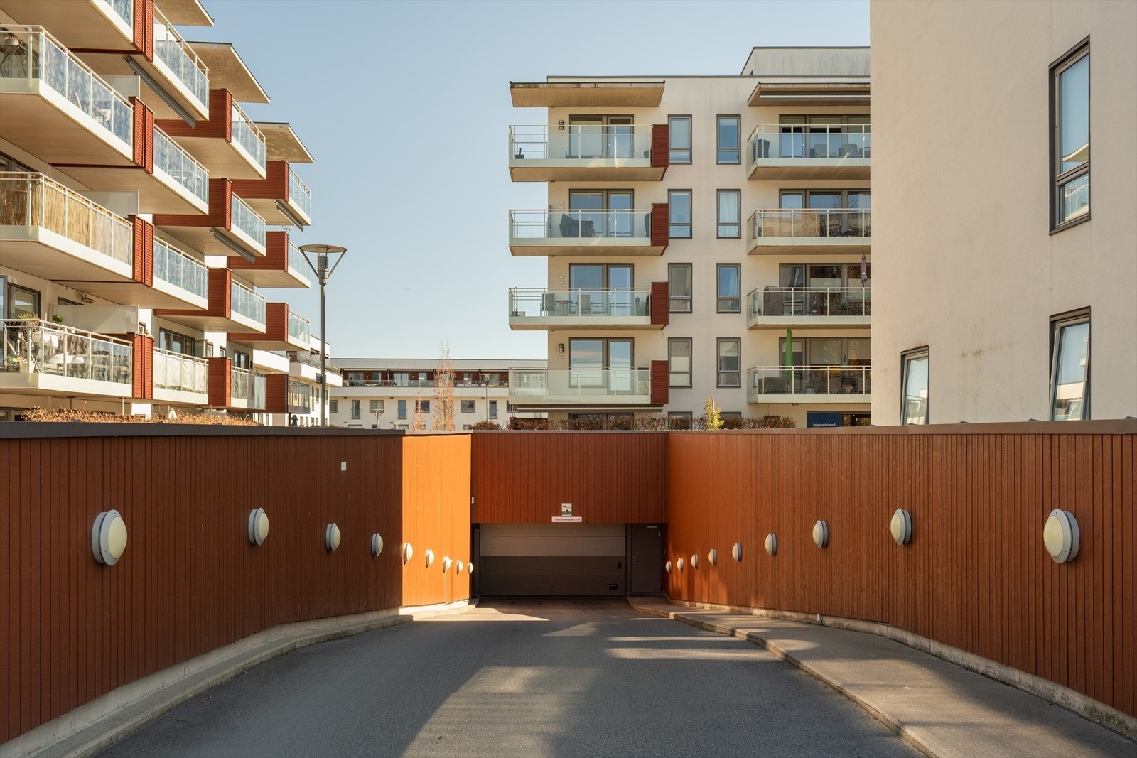 Enkel adkomst til garasjeanlegget fra gateplan. Galleribilde