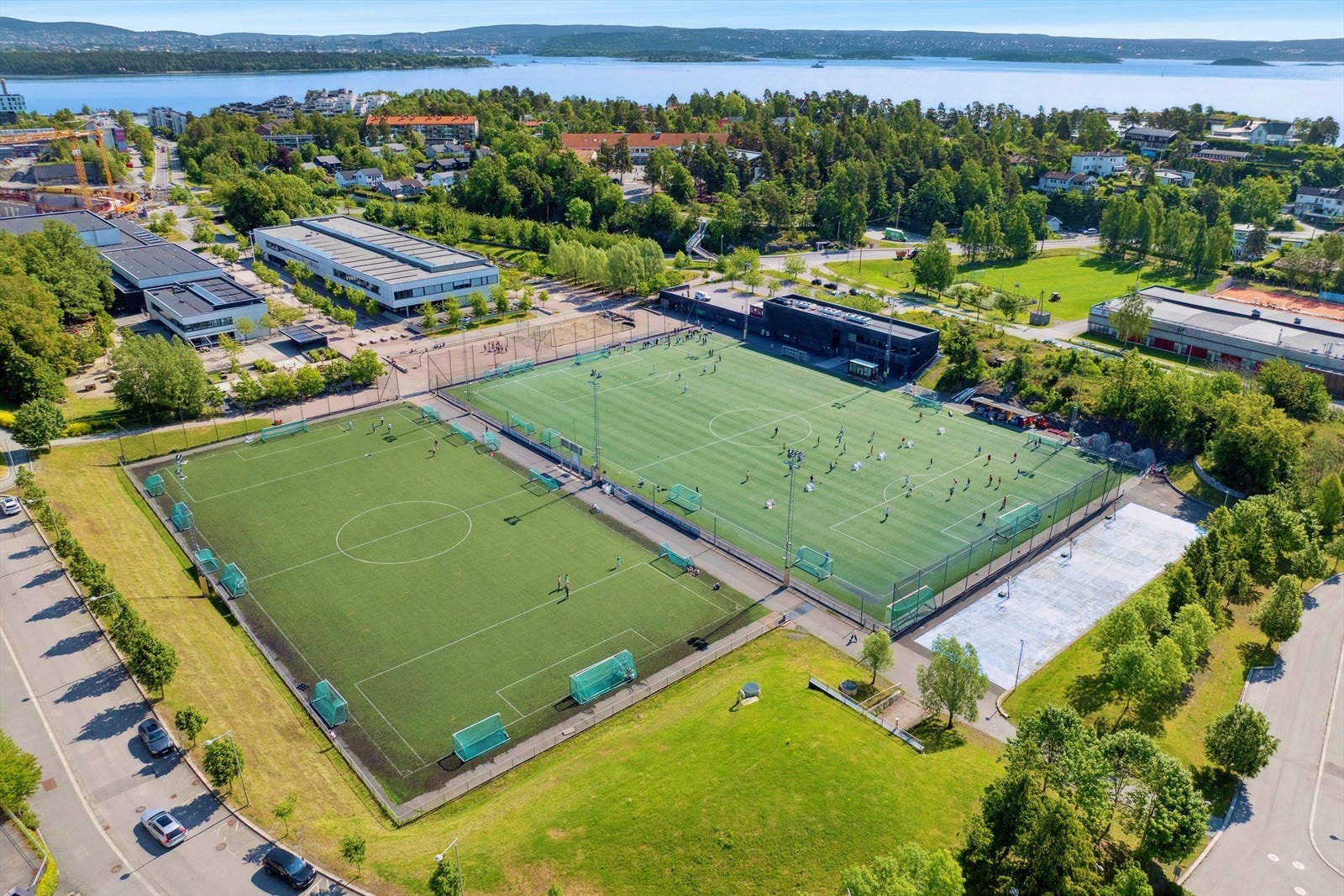 Moderne idrettsanlegg på Hundsund med kunstgressbaner for fotball og bandybane om vinteren. Galleribilde
