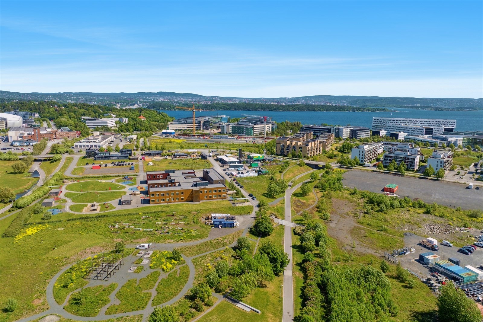 T-banen er under bygging. I løpet av 2029 kommer T-bane stoppene til å være endestasjonen på Fornebu s på plass. Galleribilde