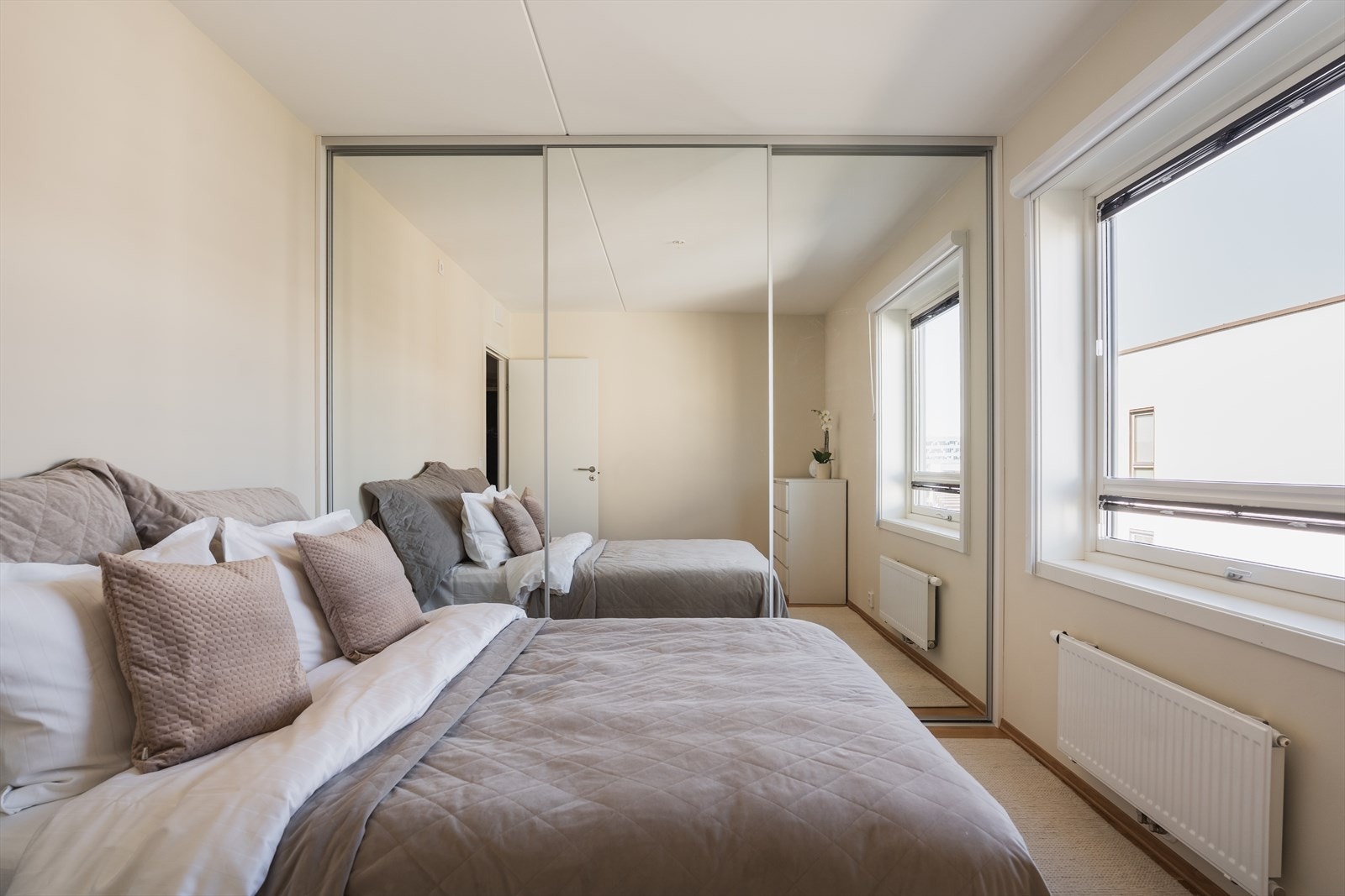 Hovedsoverom med god plass til dobbeltseng og garderobeløsning. Galleribilde