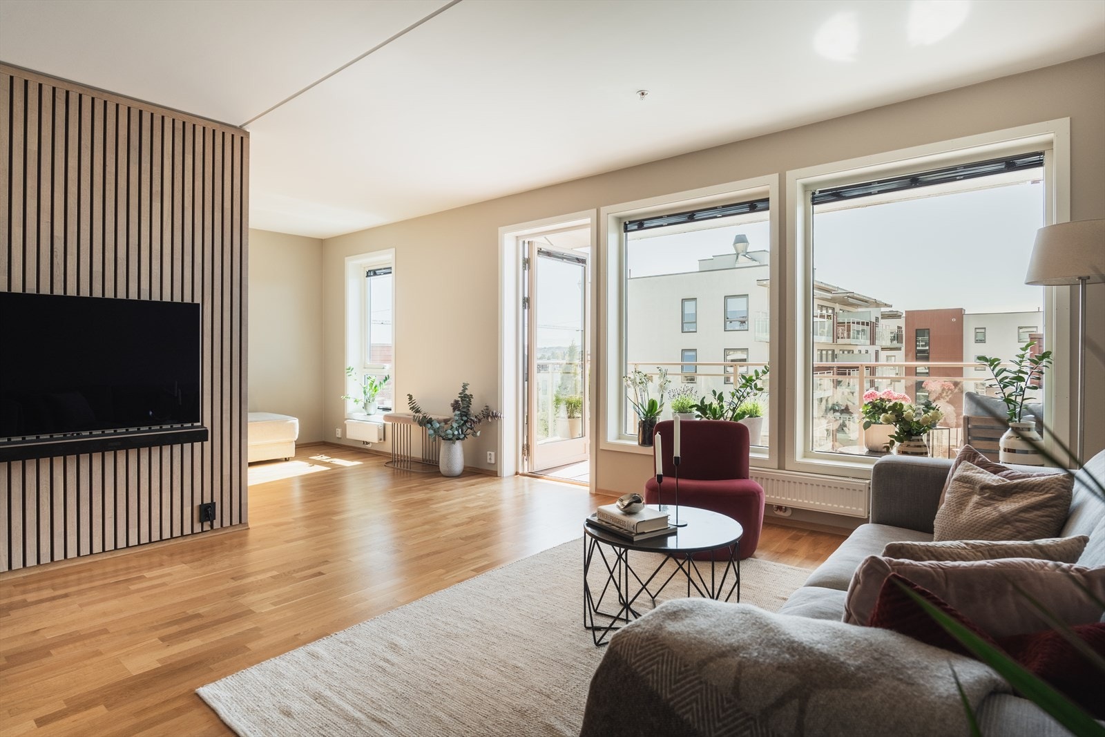Store vindusflater slipper inn rikelig med naturlig lys og gir rommet en lys og luftig atmosfære. Galleribilde