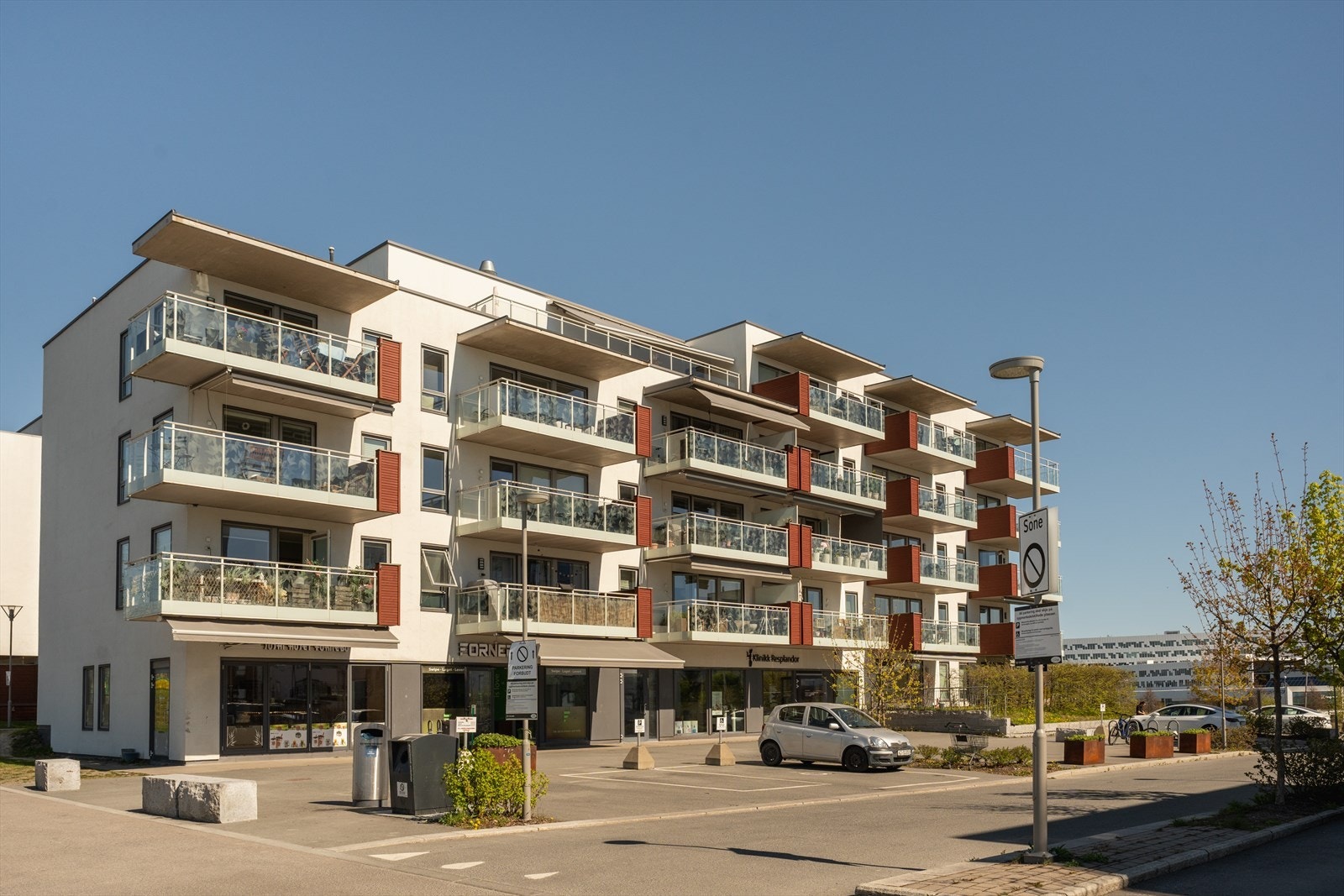 Dette er en moderne 3-roms eierleilighet i 4. etasje i et bygg fra 2014, med heis og felles garasjeanlegg. Galleribilde