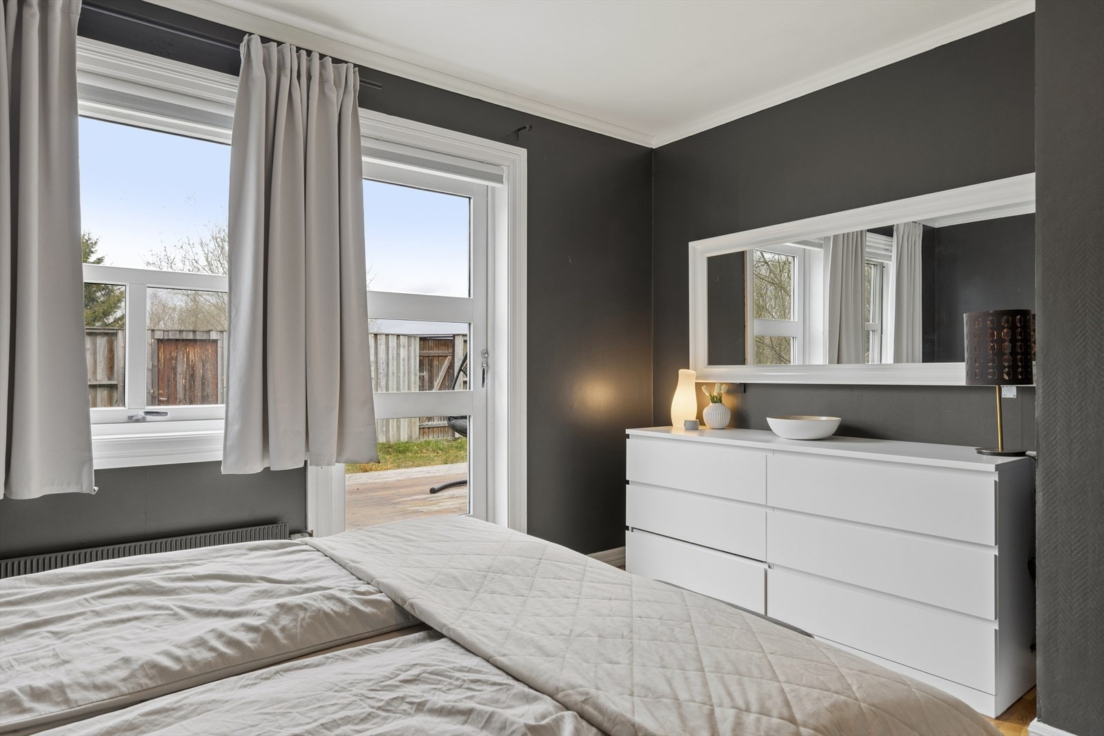 Her får du god plass til dobbel seng og en garderobeløsning. Galleribilde