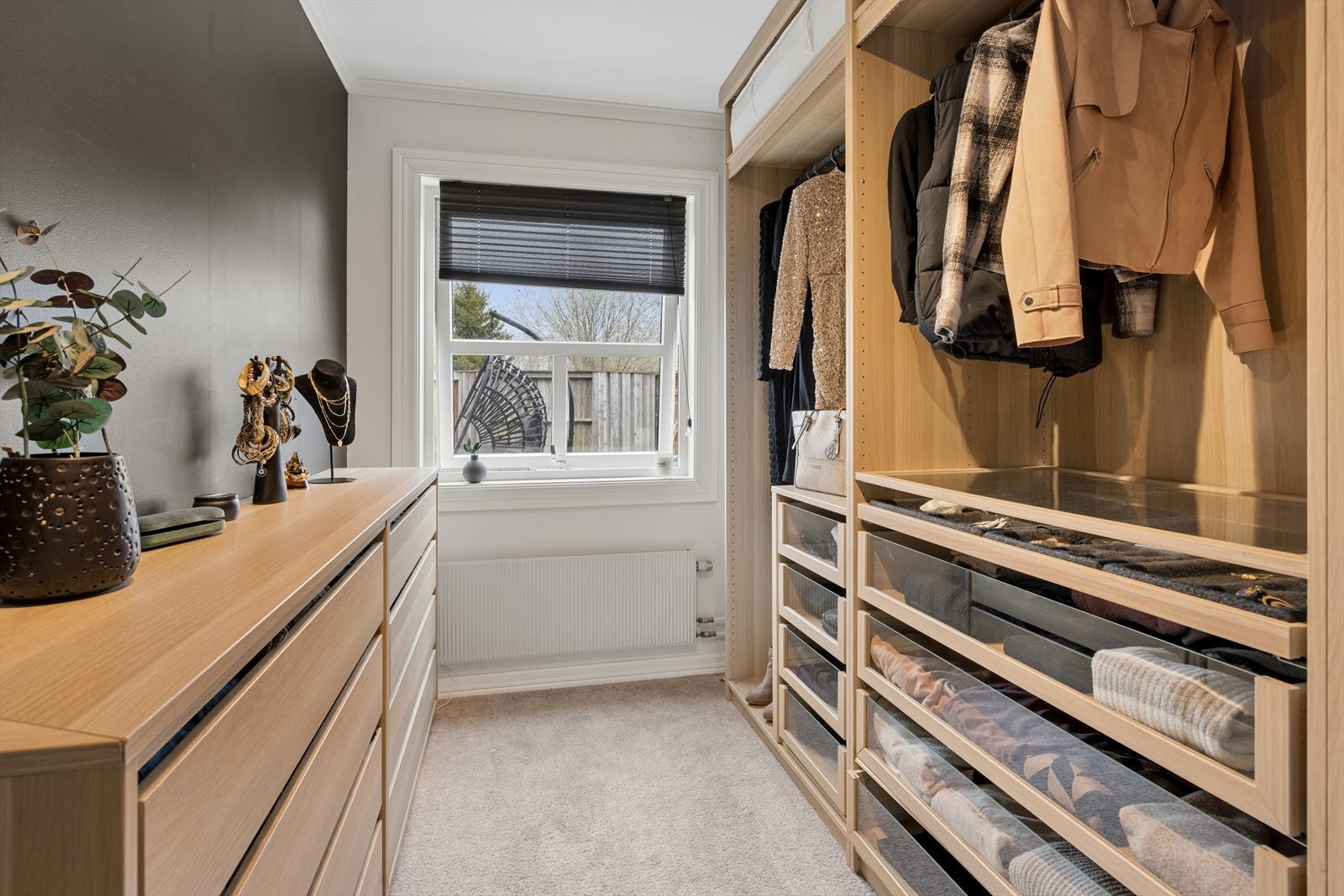 Soverom innredet som praktisk walk-in-garderobe. Galleribilde