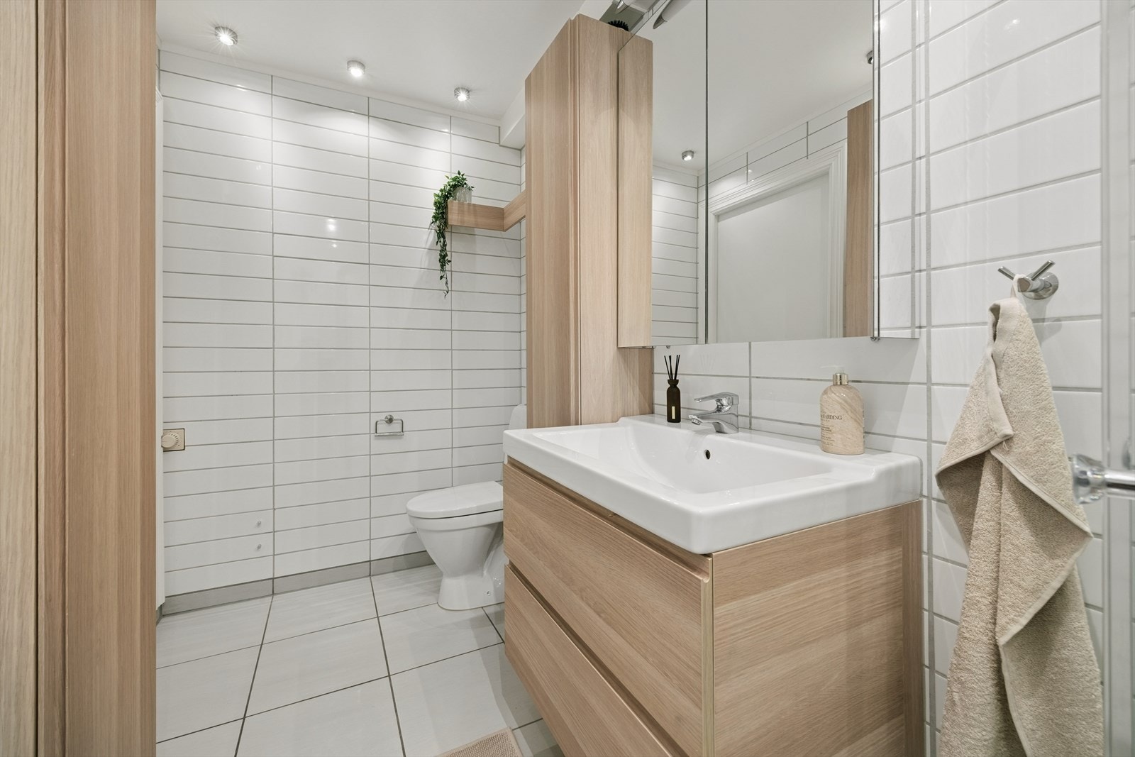 I gulvet er det selvsagt varme, som sikrer en god start på dagen. Badet er på ca. 5 kvm. Galleribilde
