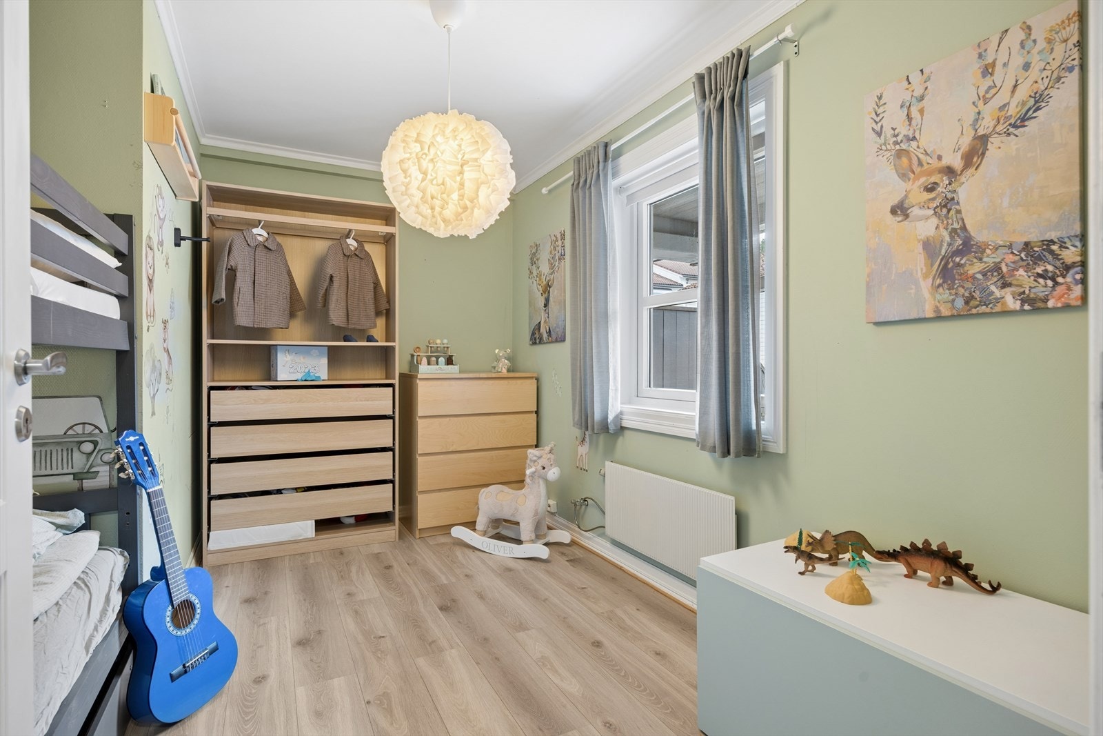 Koselig soverom på ca. 9 kvm malt i en moderne farge. Galleribilde