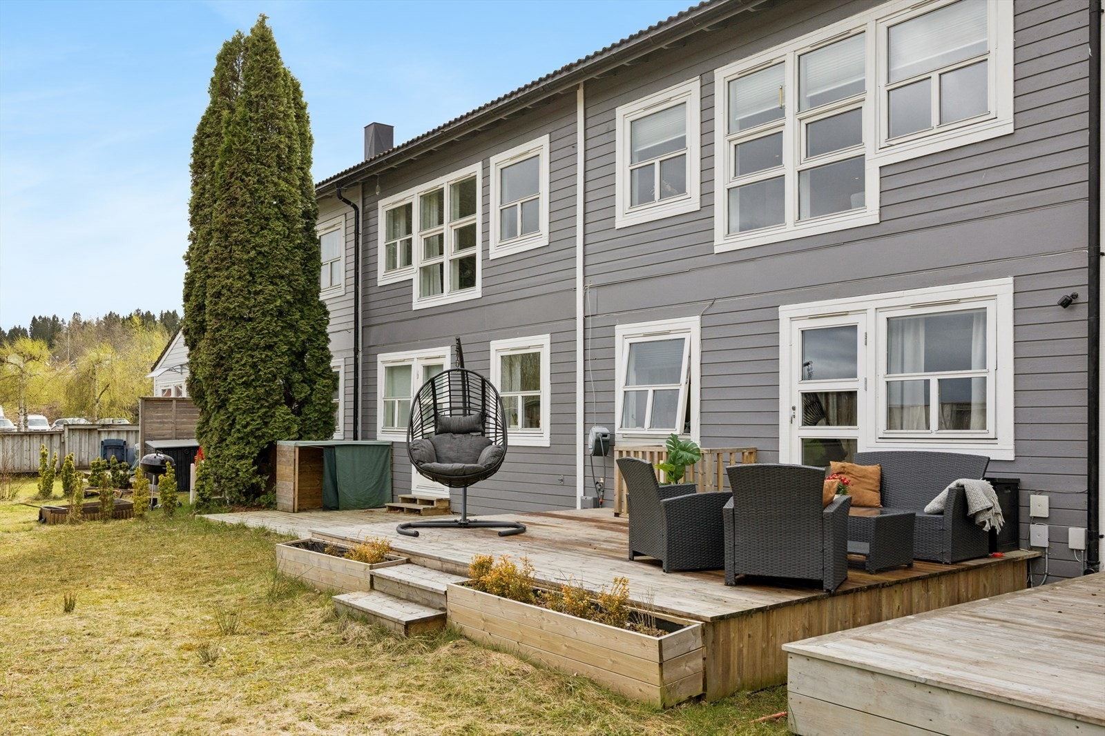 Terrassen ble satt opp i 2024. Her kan man nyte lange sommerdager. Galleribilde