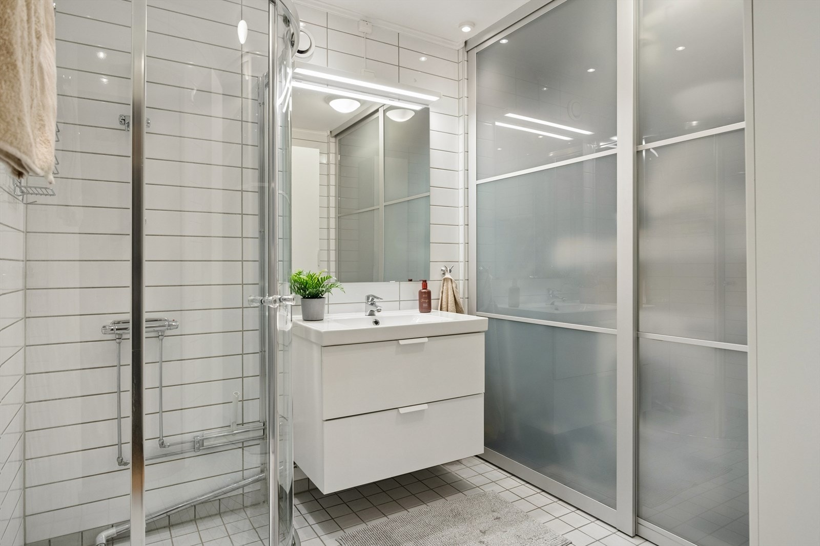 Vaskerommet/badet i kjelleren er på ca 7 kvm og er godt utnyttet, med en stor skyvedørsgarderobe som skjuler vaskemaskin, tørketrommel, utslagsvask og fjernvarmeanlegg. Galleribilde