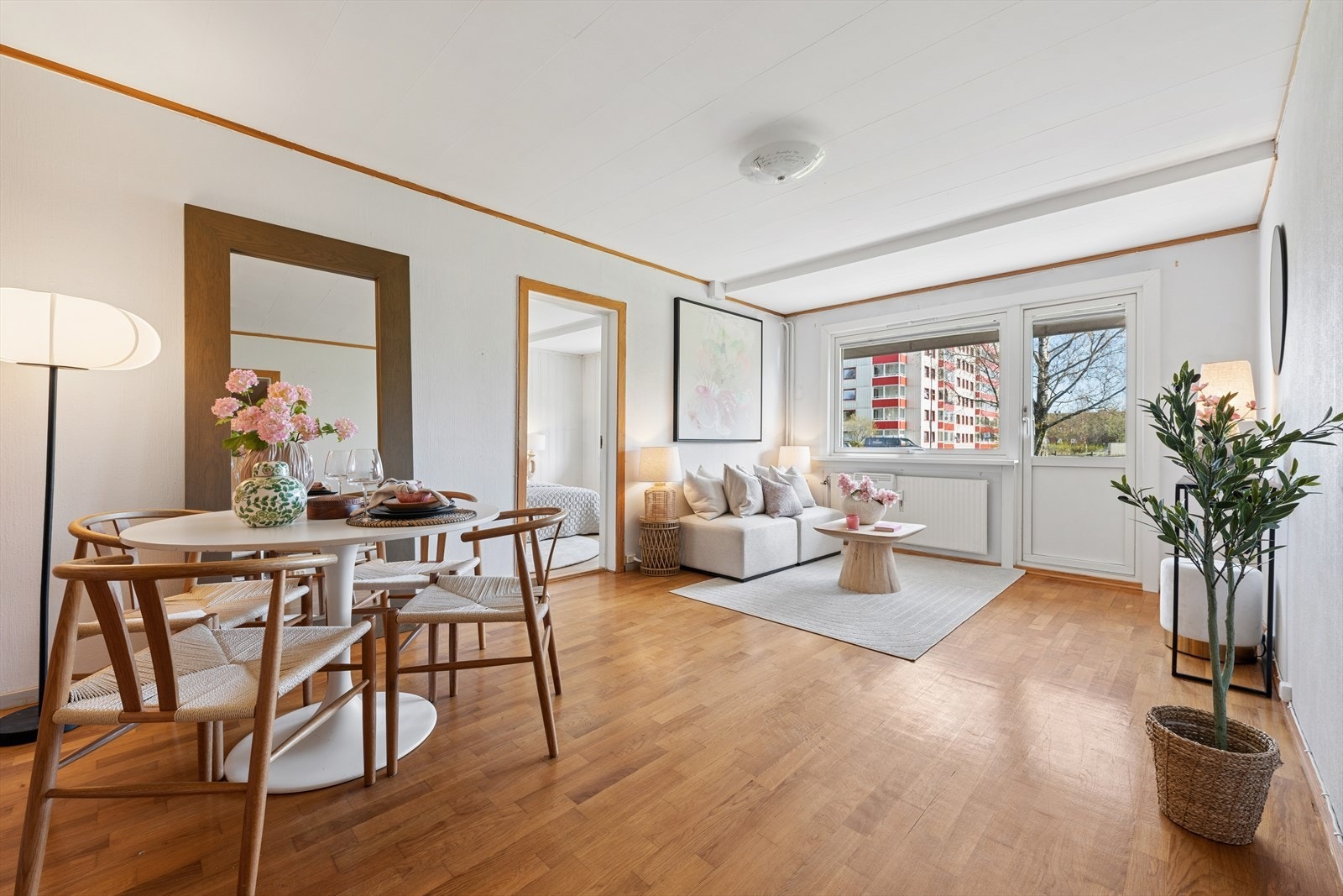 Dette er en sjelden og romslig 2-roms leilighet, med stort uteområde på 32m². Leiligheten har et stort potensial og mulighetene er mange! Galleribilde
