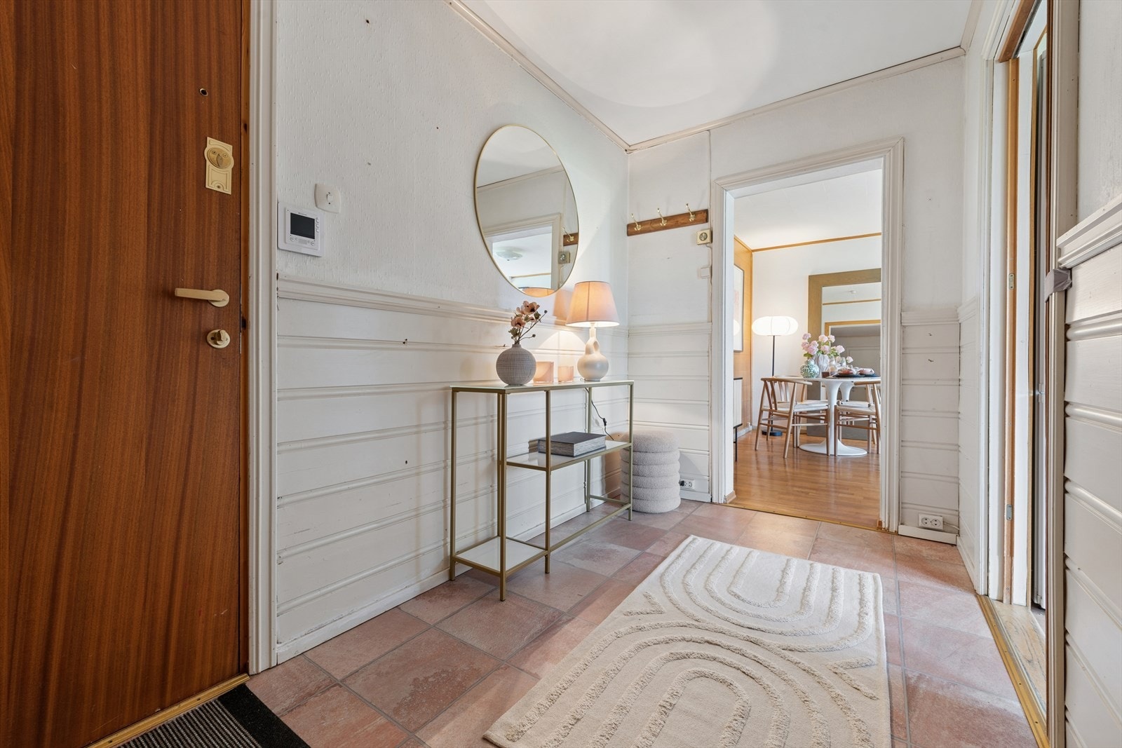 Innbydende entré med oppbevaringsplass og naturlig adkomst videre inn i boligen. Galleribilde