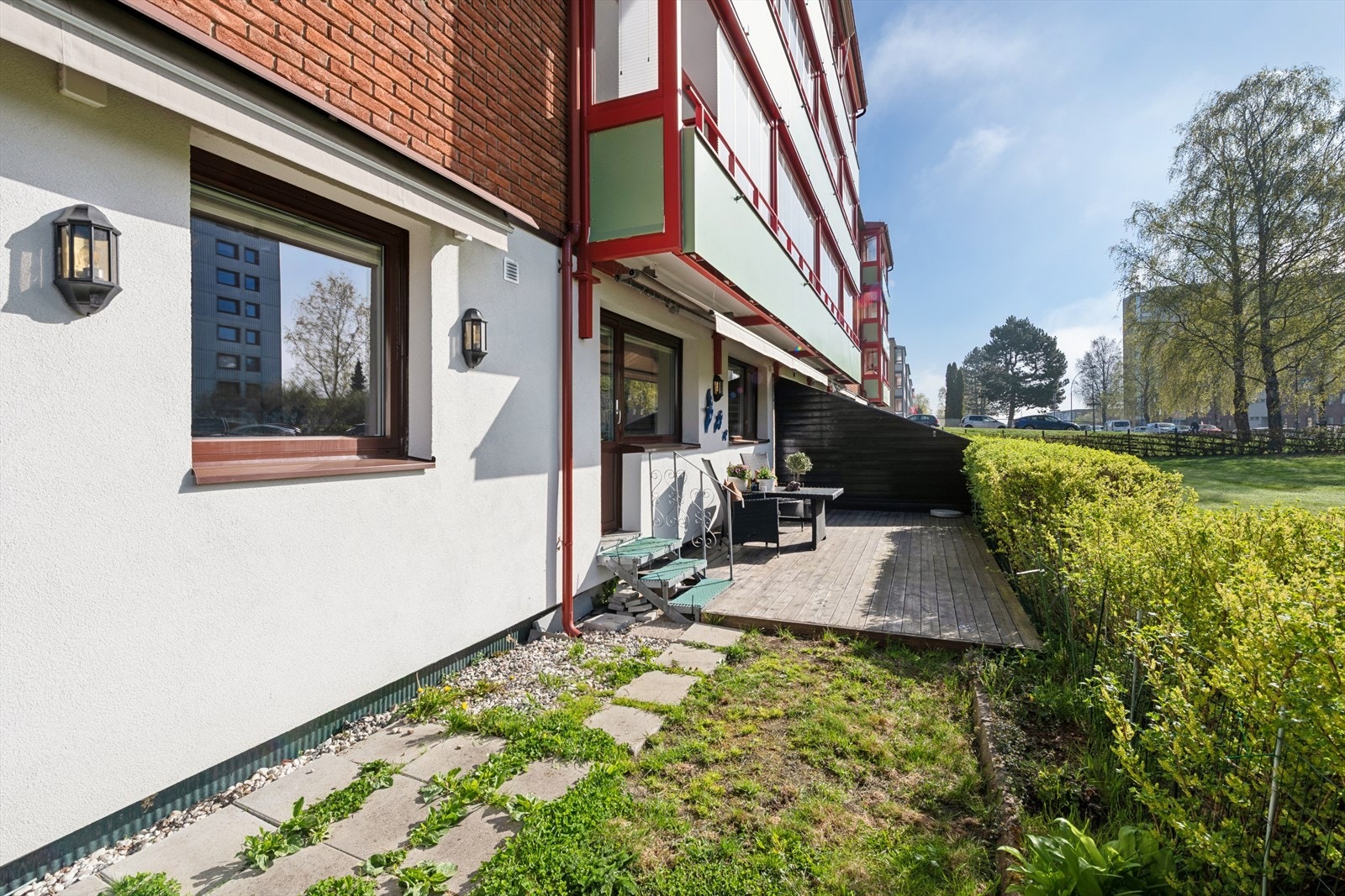 Fra stuen er det utgang til en stor, solrik markterrasse på 16m². Galleribilde