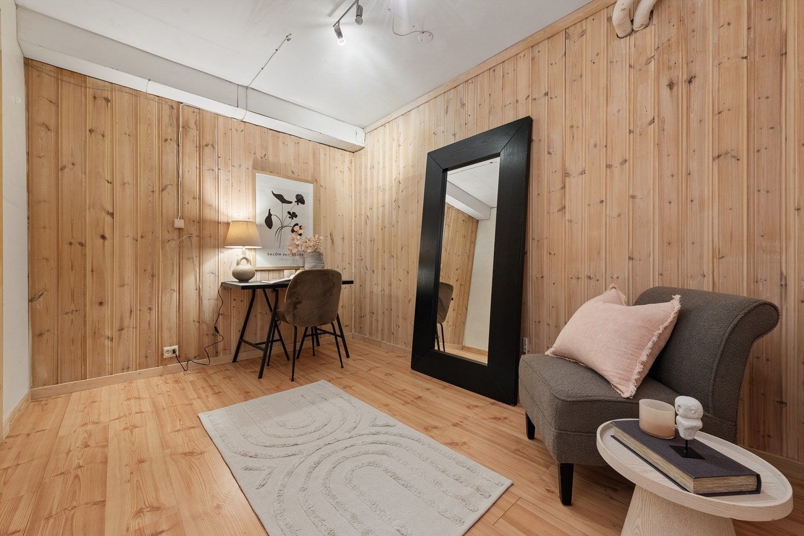 Et fleksibelt rom som kan benyttes til oppbevaring, garderobe eller hjemmekontorløsning. Galleribilde