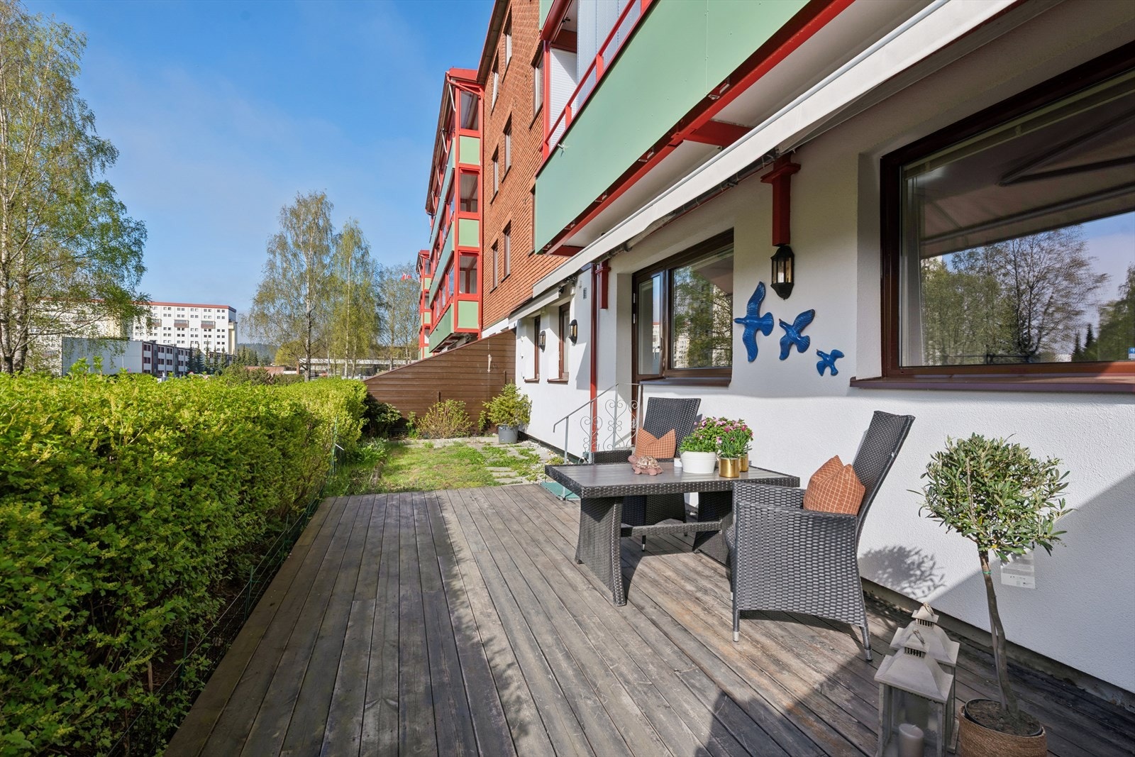 Terrassen har god plass til sittegruppe og utemøbler, med skjermet beliggenhet og direkte overgang til egen hagedel på 16m² som tilhører leiligheten. Galleribilde