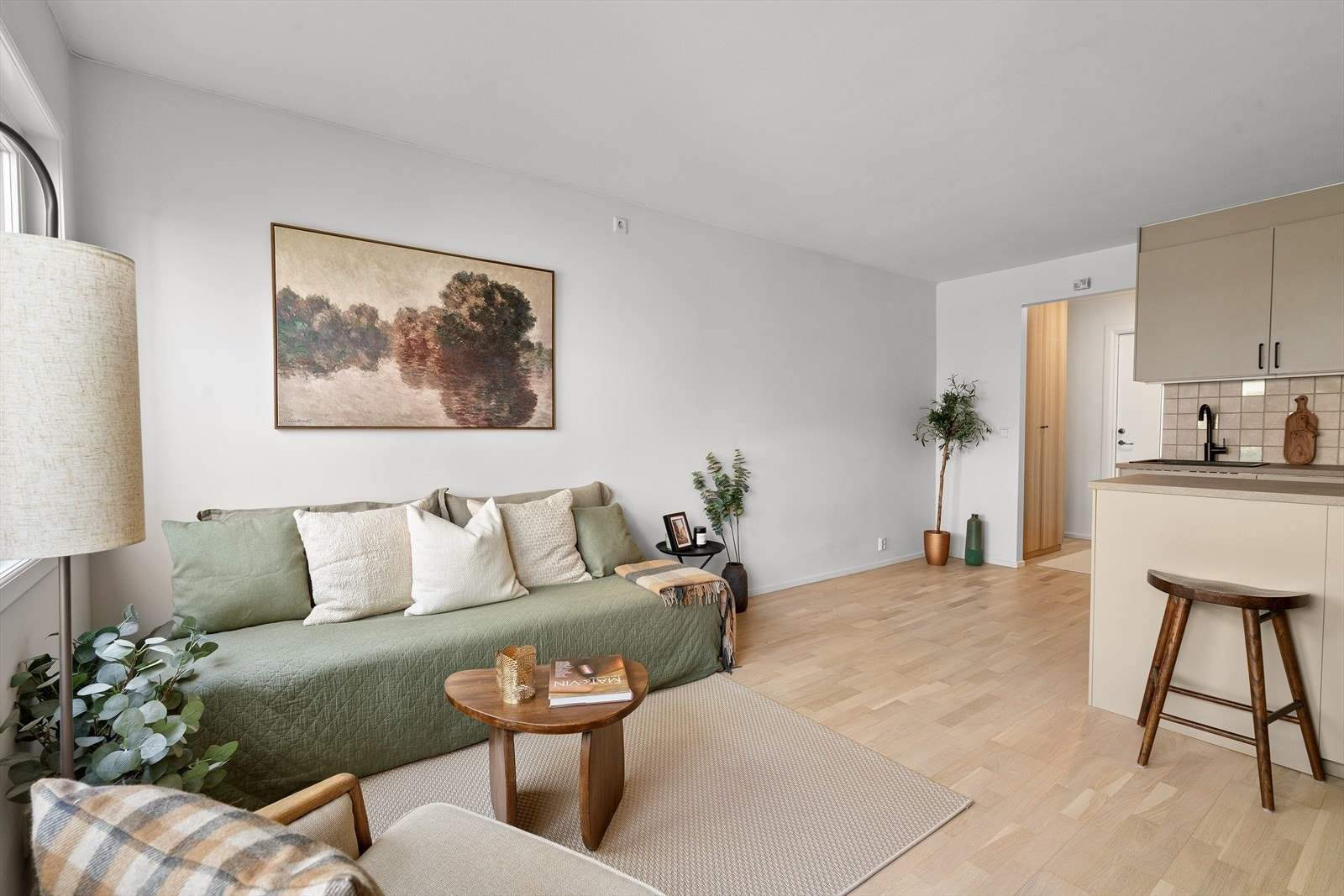 Lys og romslig stue med plass til flere soner. Galleribilde