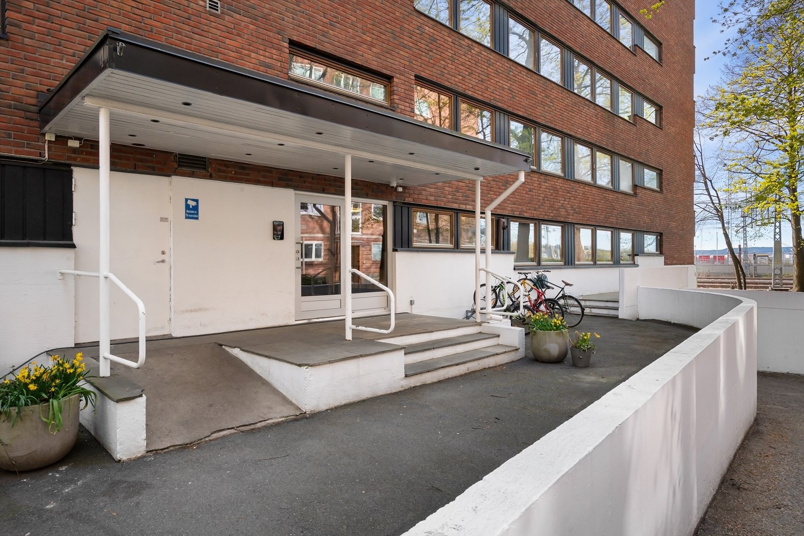 Sykkelparkering på utsiden med kort vei fra leiligheten. Galleribilde