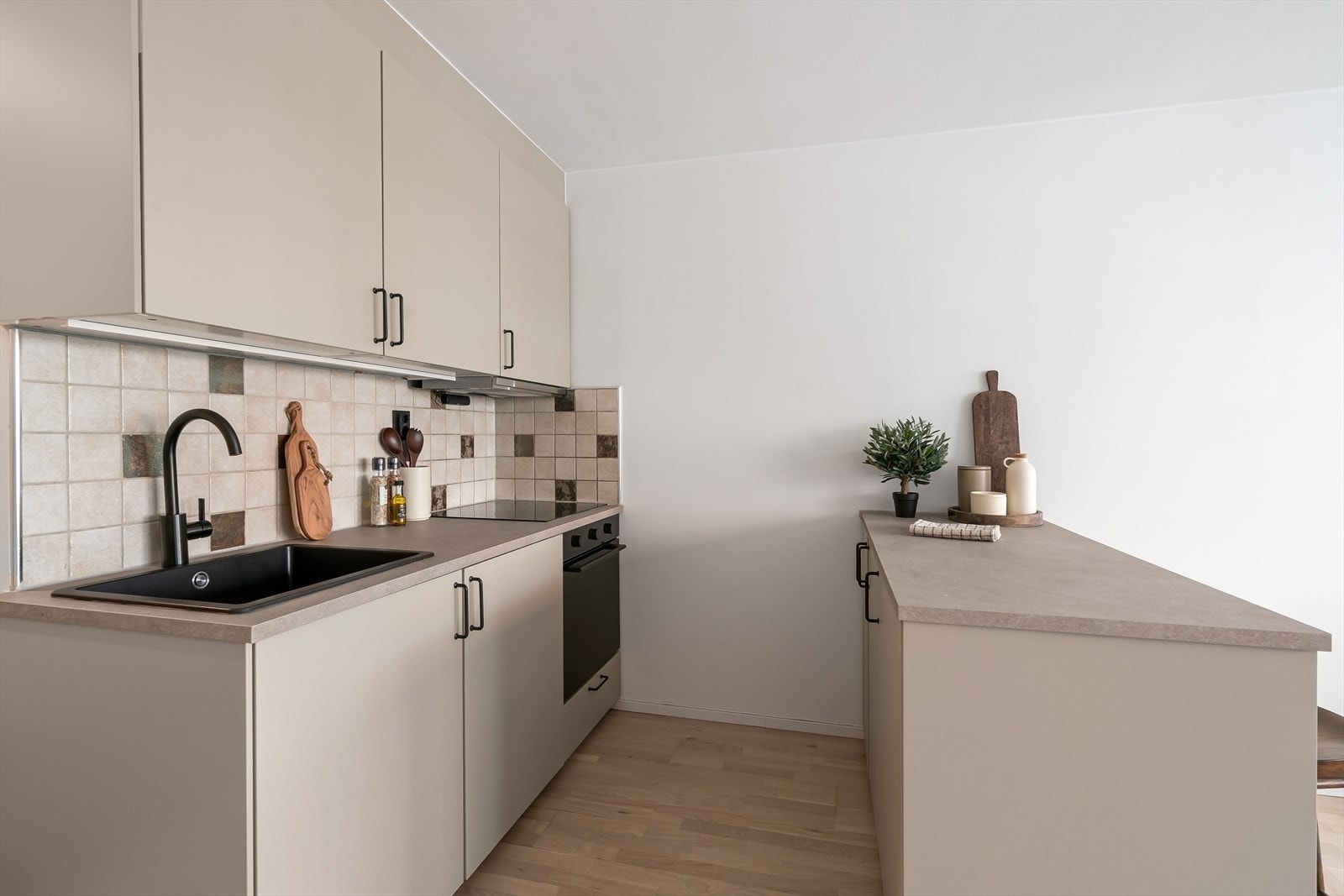 Moderne kjøkken med god arbeidsflate, ny ventilator og smarte løsninger. Galleribilde