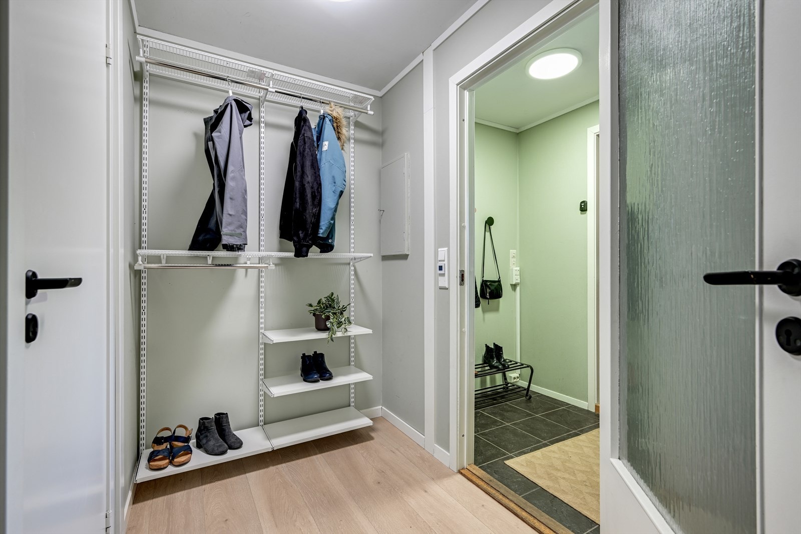 Plass til å henge fra seg i både vindfang og entré. Galleribilde