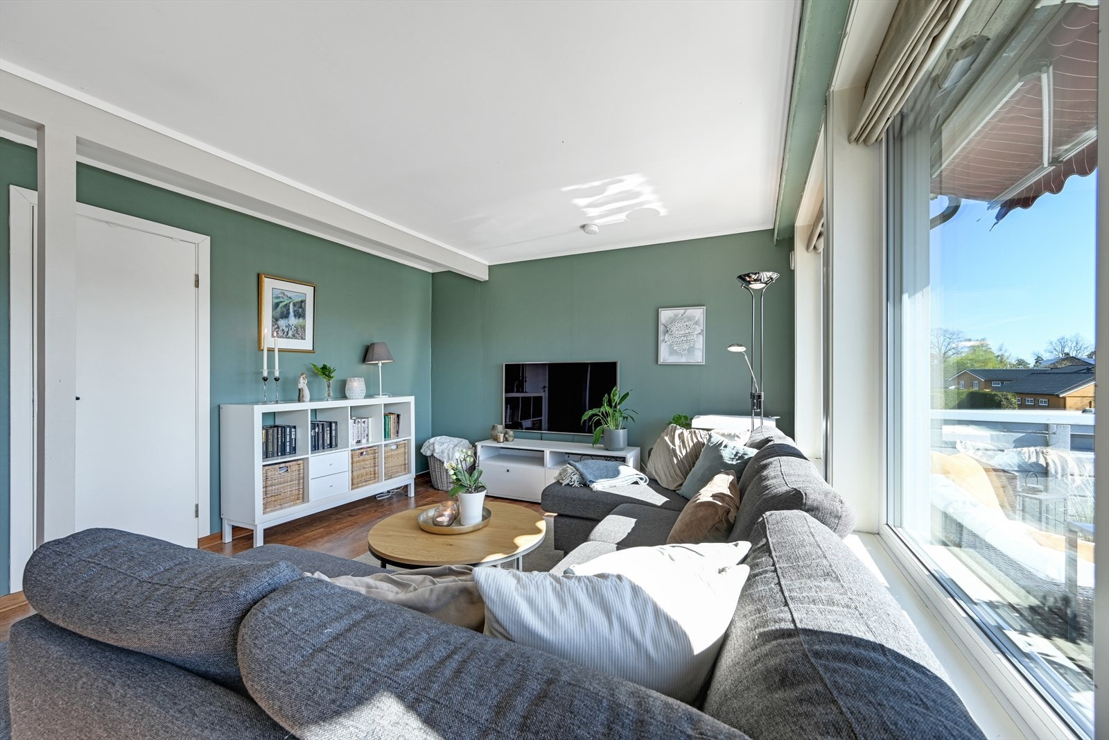 Stue med terrasse til høyre og soverom nr 3 til venstre. Galleribilde