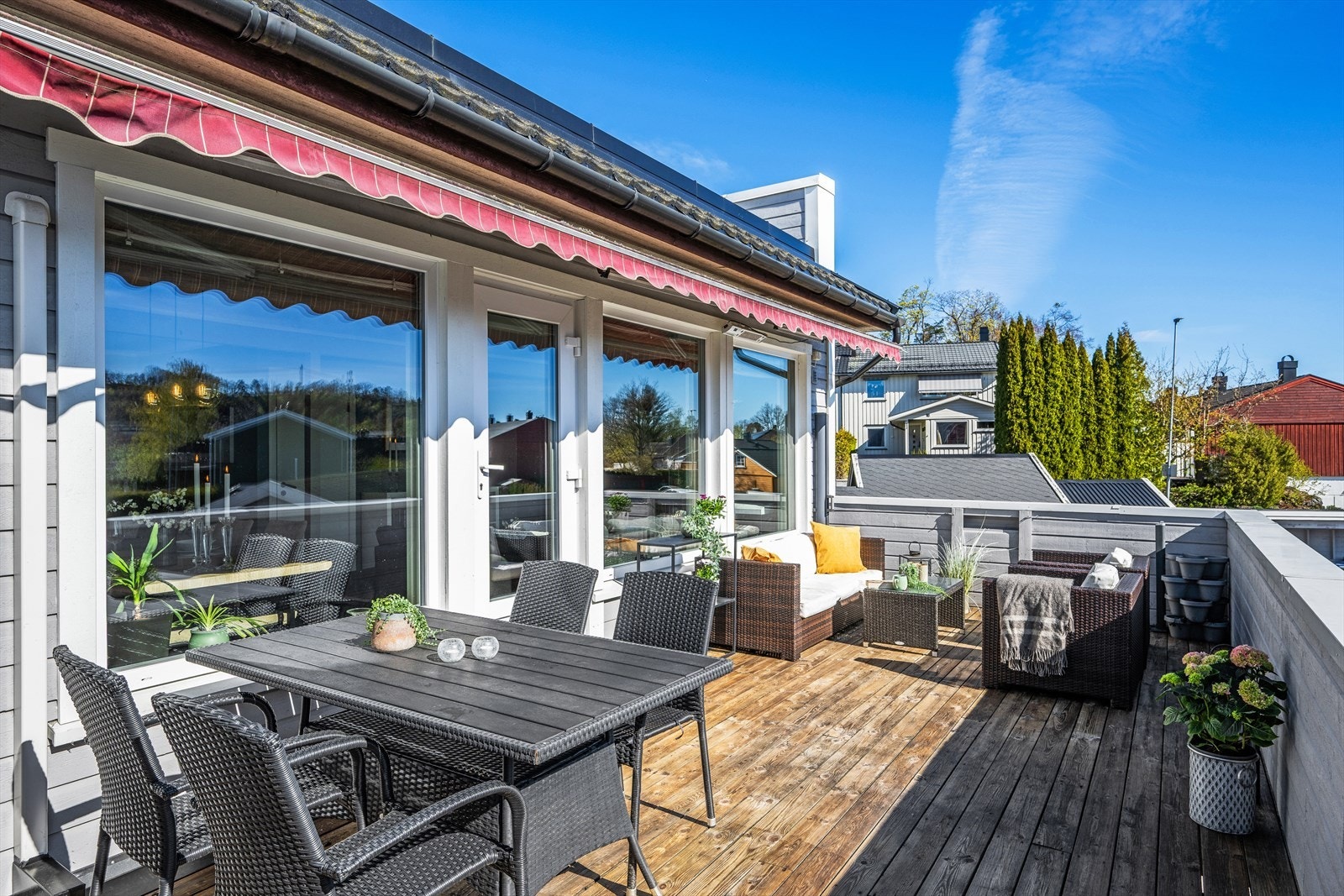 Stor solrik terrasse man kan nyte sommeren på. Galleribilde