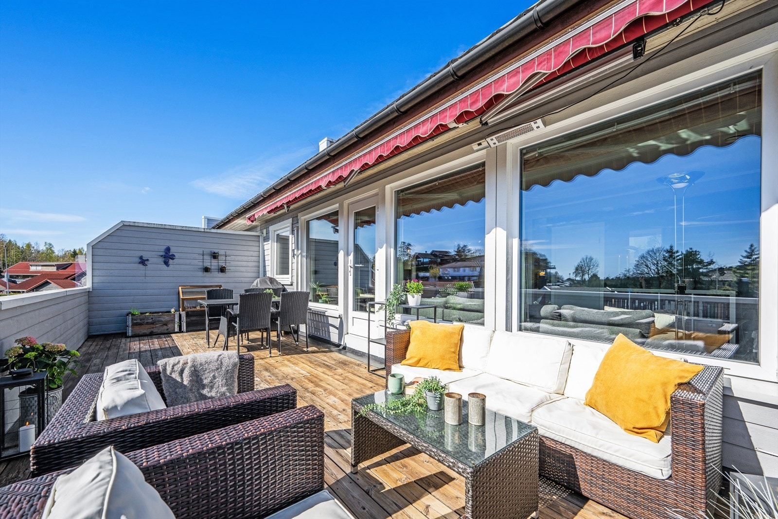 Bare å glede seg til en fin sommer på terrassen som har god plass til både spisegruppe og lounge. Galleribilde