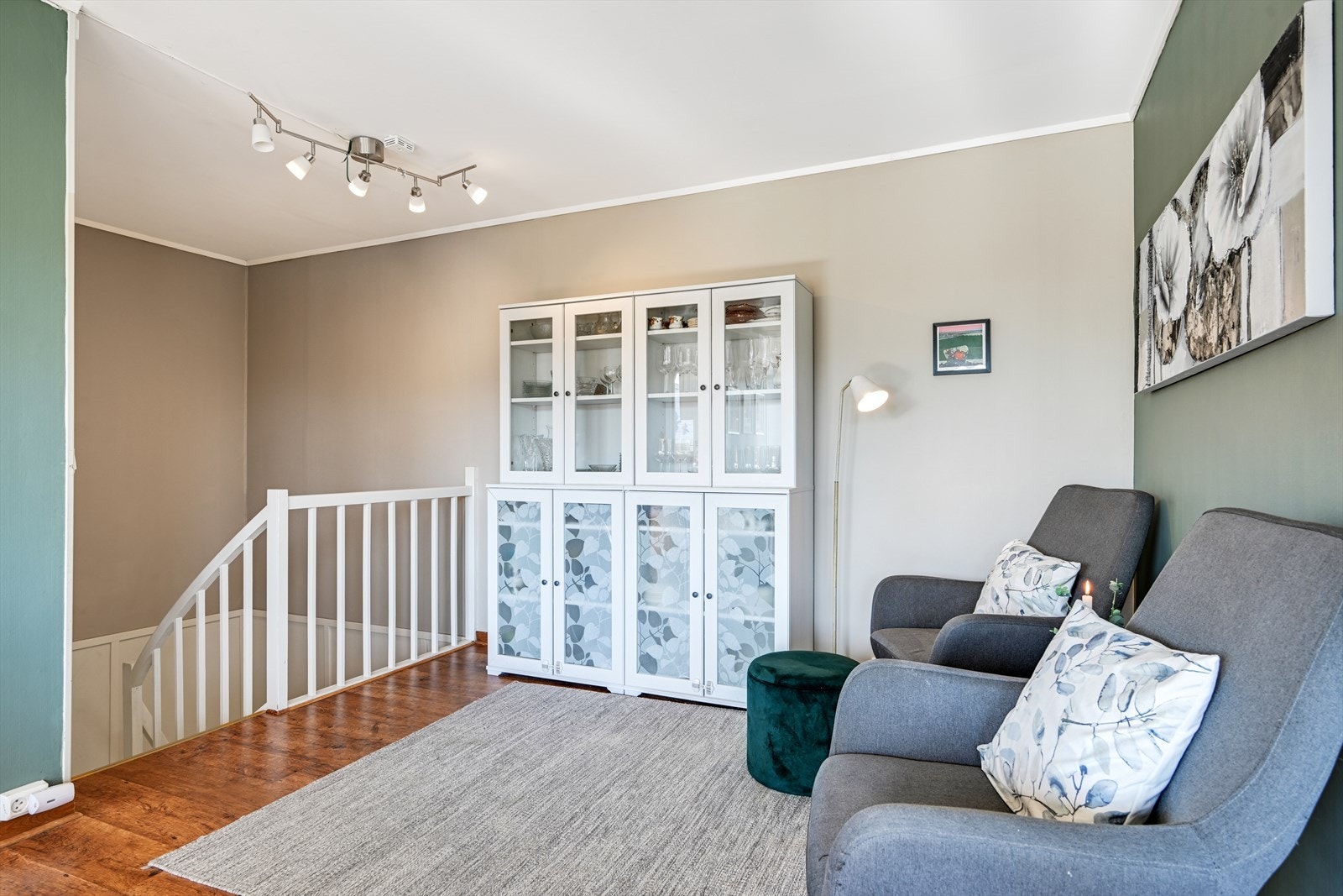 Plass ved trapp til en sittegruppe. Galleribilde