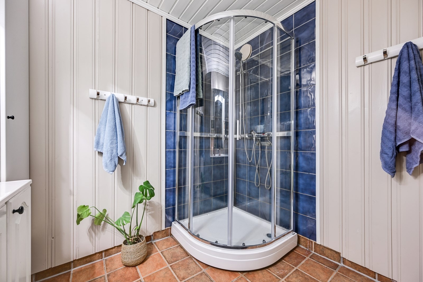 Dusjkabinett skåner badet for vannsprut. Galleribilde