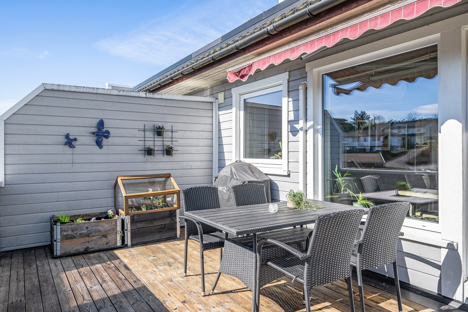 Plass til spisegruppe på terrassen. Galleribilde
