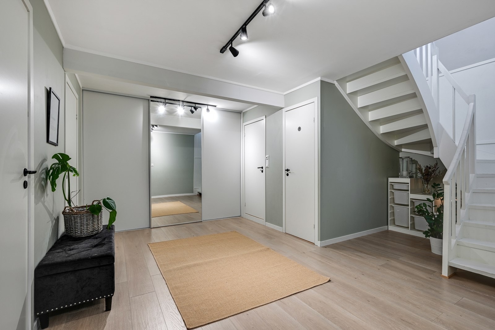 Romslig entré med stor skyvedørsgarderobe. Galleribilde