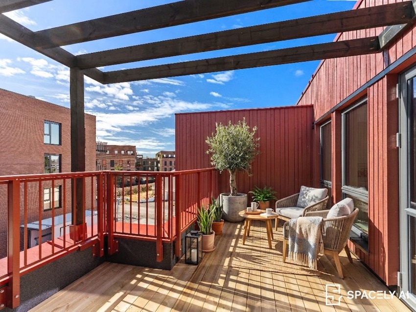 På toppen av boligen finner du en romslig takterrasse på ca. 15 kvm med gode solforhold - perfekt for avslapning, utemiddager og sosiale sammenkomster. NB! Bildet er kun digitalt illustrert med møbler og blomster. Galleribilde