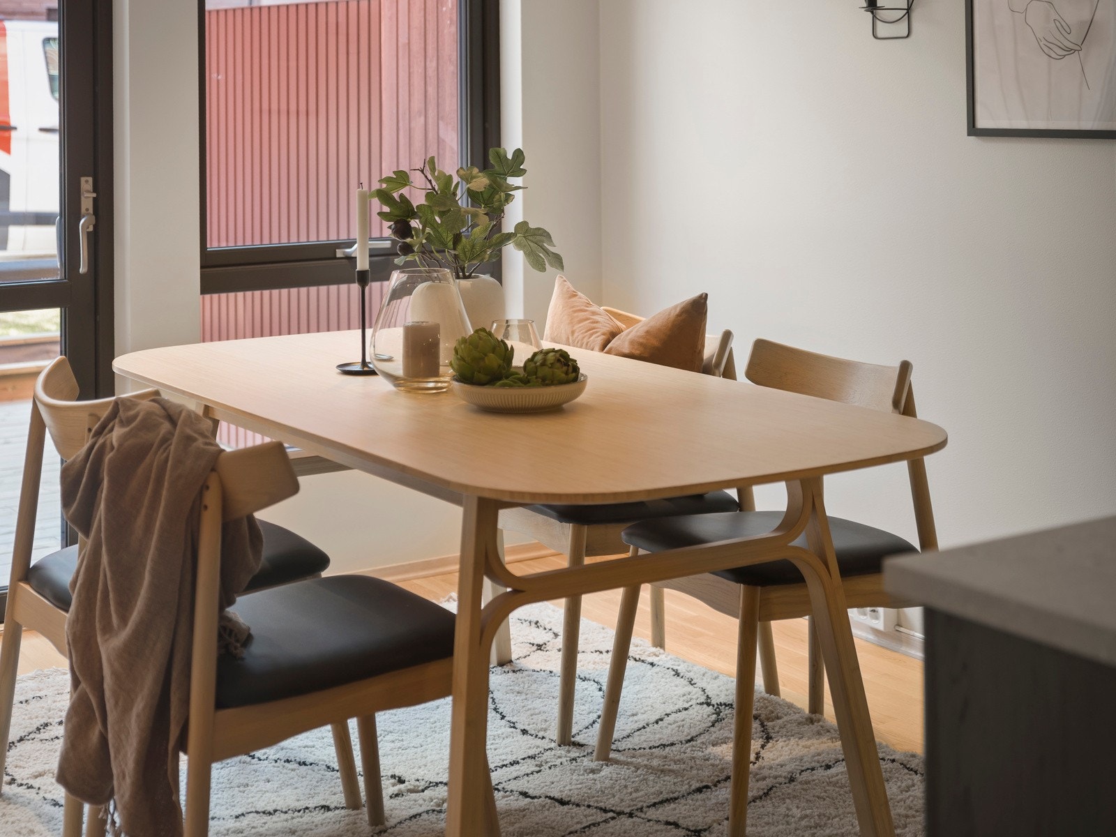 Spisestuen innbyr til hyggelige måltider. Galleribilde