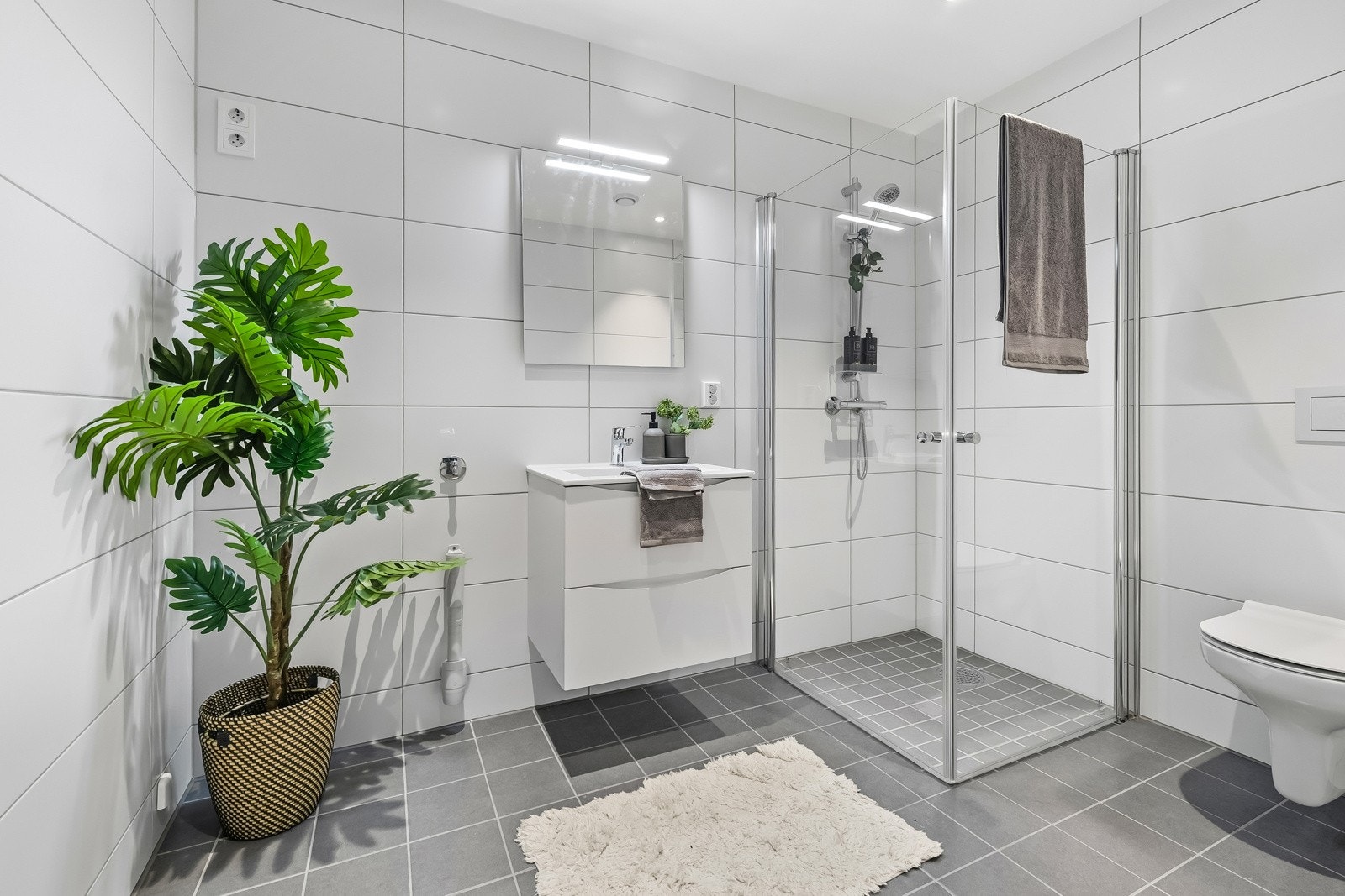 Bad nr. 2 ligger praktisk plassert i boligens inngangsetasje og fungerer både som hverdagsbad og gjestebad. Galleribilde