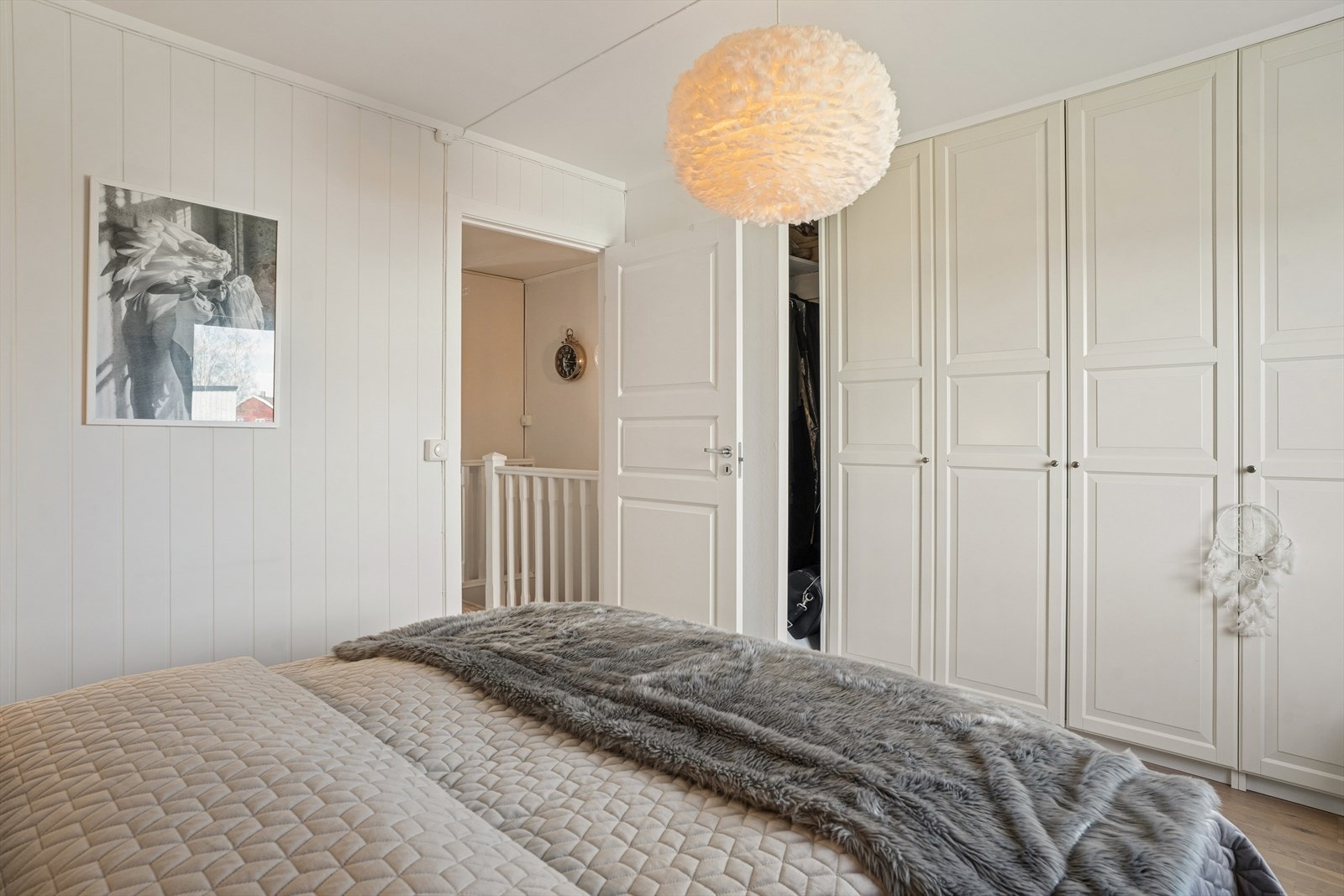 En hel vegg med garderobeskap gir rikelig med oppbevaringsplass. Galleribilde
