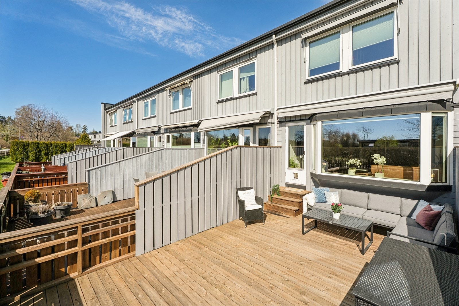 En stor, vestvendt terrasse med gode solforhold gir rikelig med plass for uteliv. Galleribilde