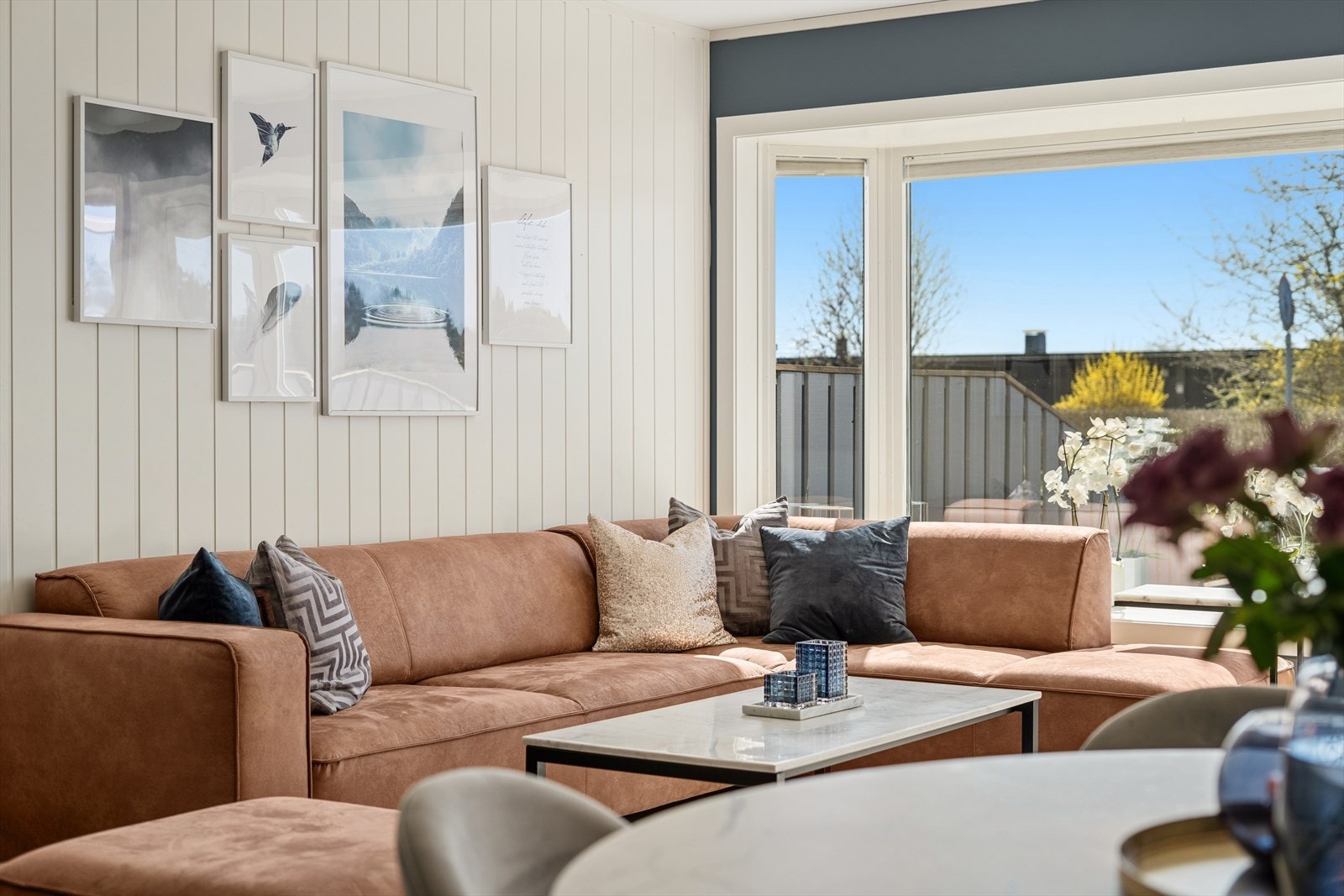 Store vinduer med 3-lags isolerglass fra 2013 og 2017 slipper inn rikelig med dagslys. Galleribilde