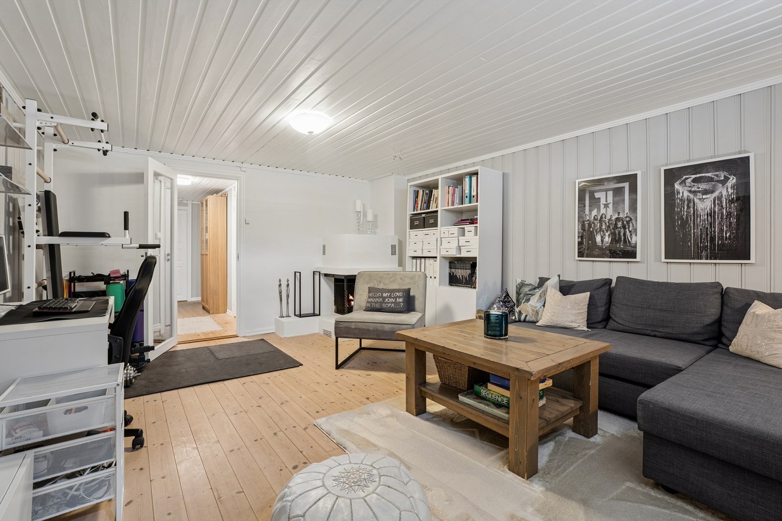 En åpen peis gir varme og stemning til kjellerstuen. Galleribilde