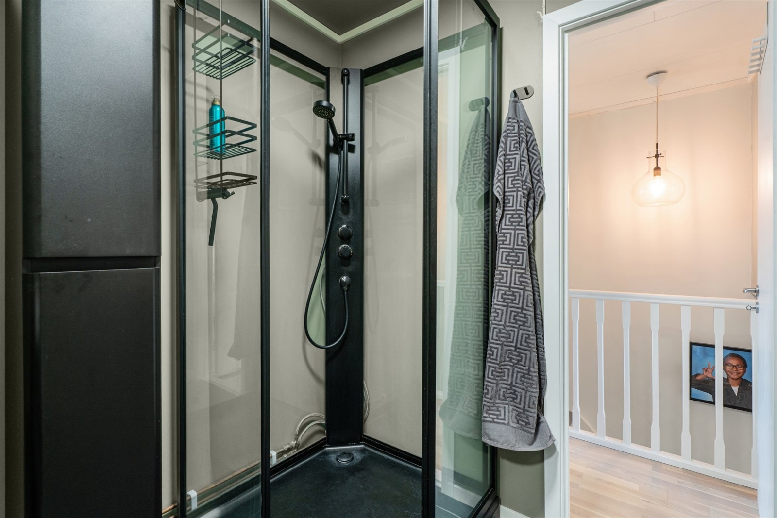 Badet er innredet med dusjkabinett, vegghengt toalett og en heldekkende servantinnredning. Galleribilde