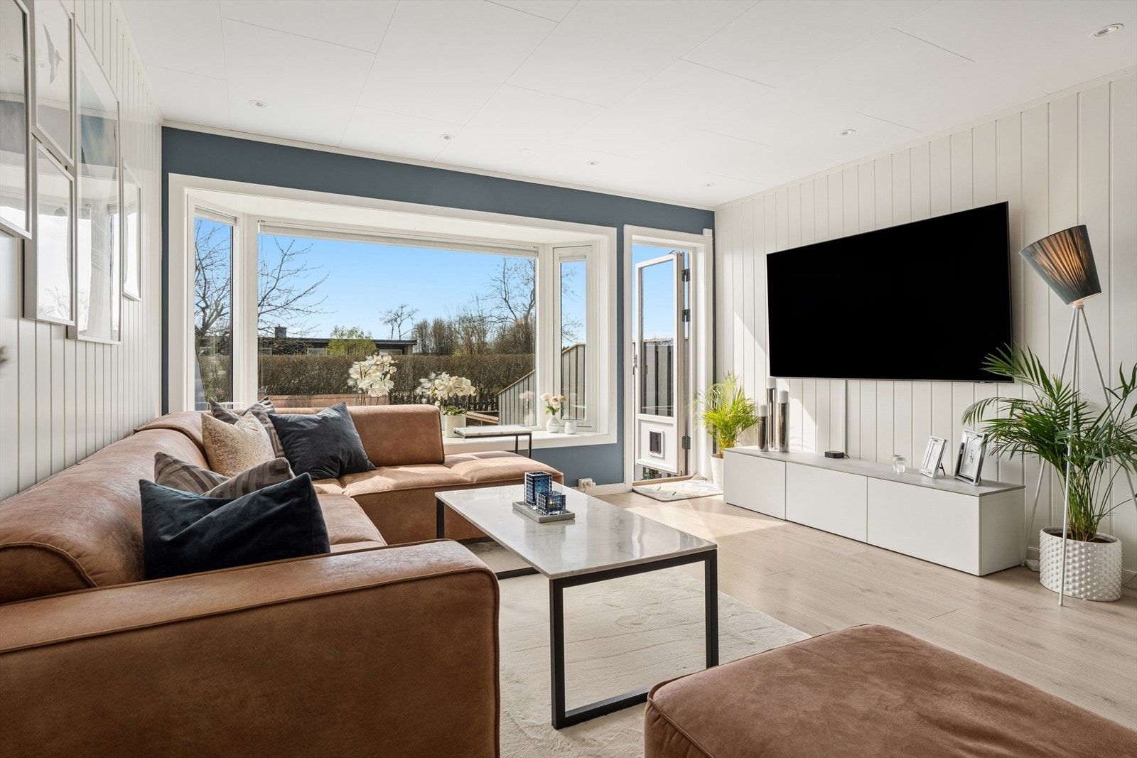 Stuen har god plass til en stor sofagruppe og direkte utgang til den vestvendte terrassen. Galleribilde