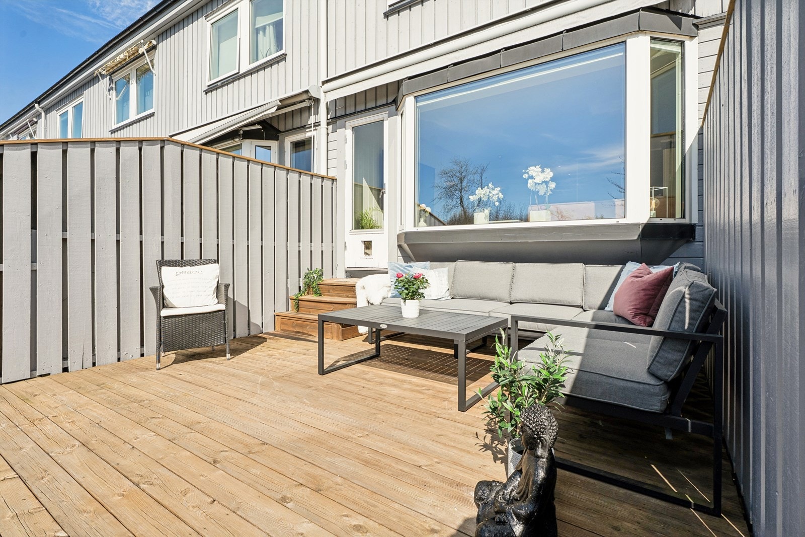 Terrassen er bygget i impregnert trevirke og er et herlig samlingspunkt på varme dager. Galleribilde