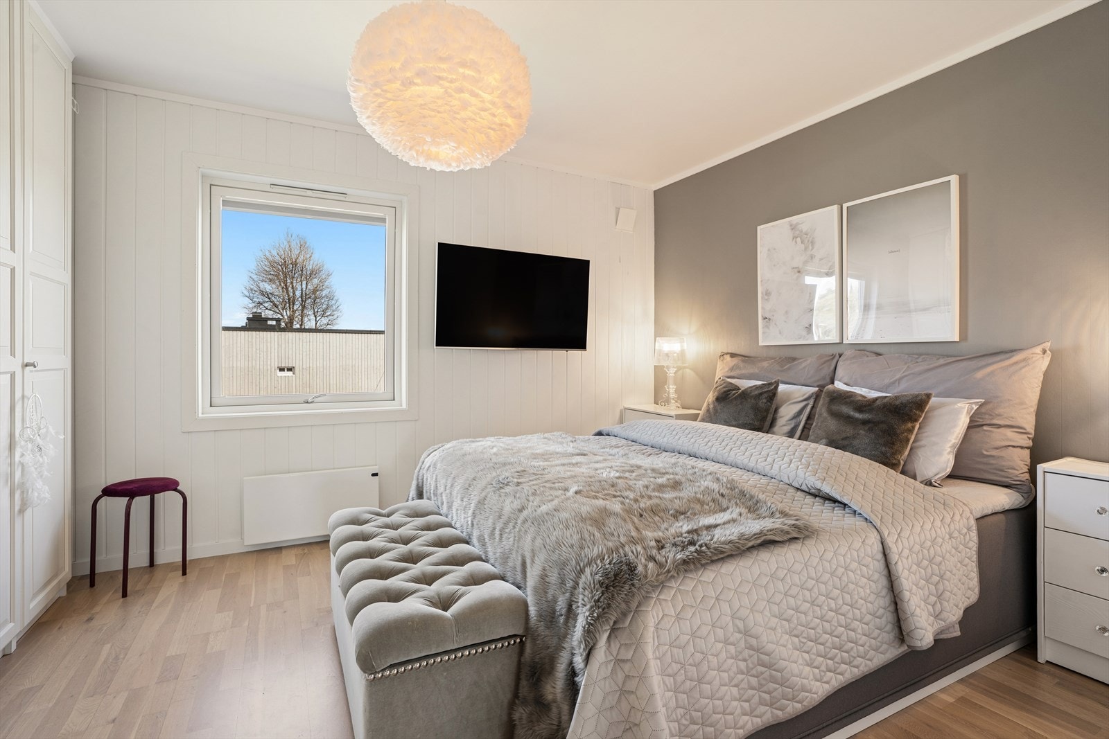 Hovedsoverommet har god plass til dobbeltseng og en stor garderobeløsning. Galleribilde
