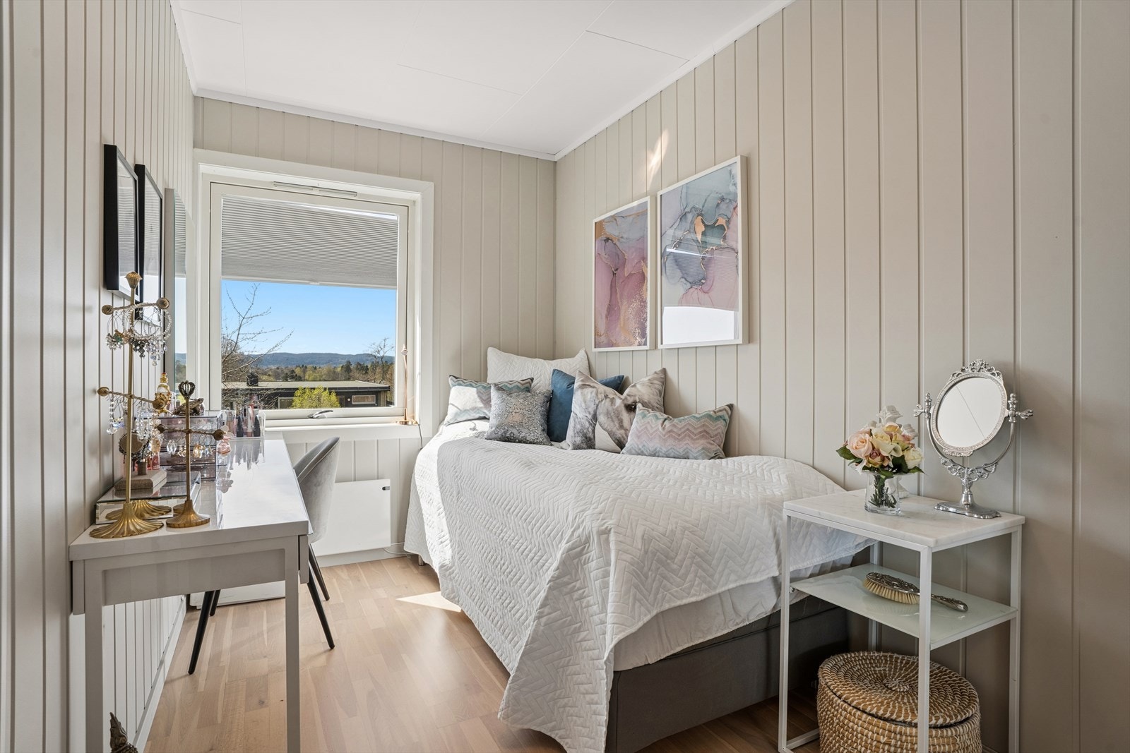 Lyse og trivelige rom med plass til seng, skrivepult og oppbevaring. Galleribilde