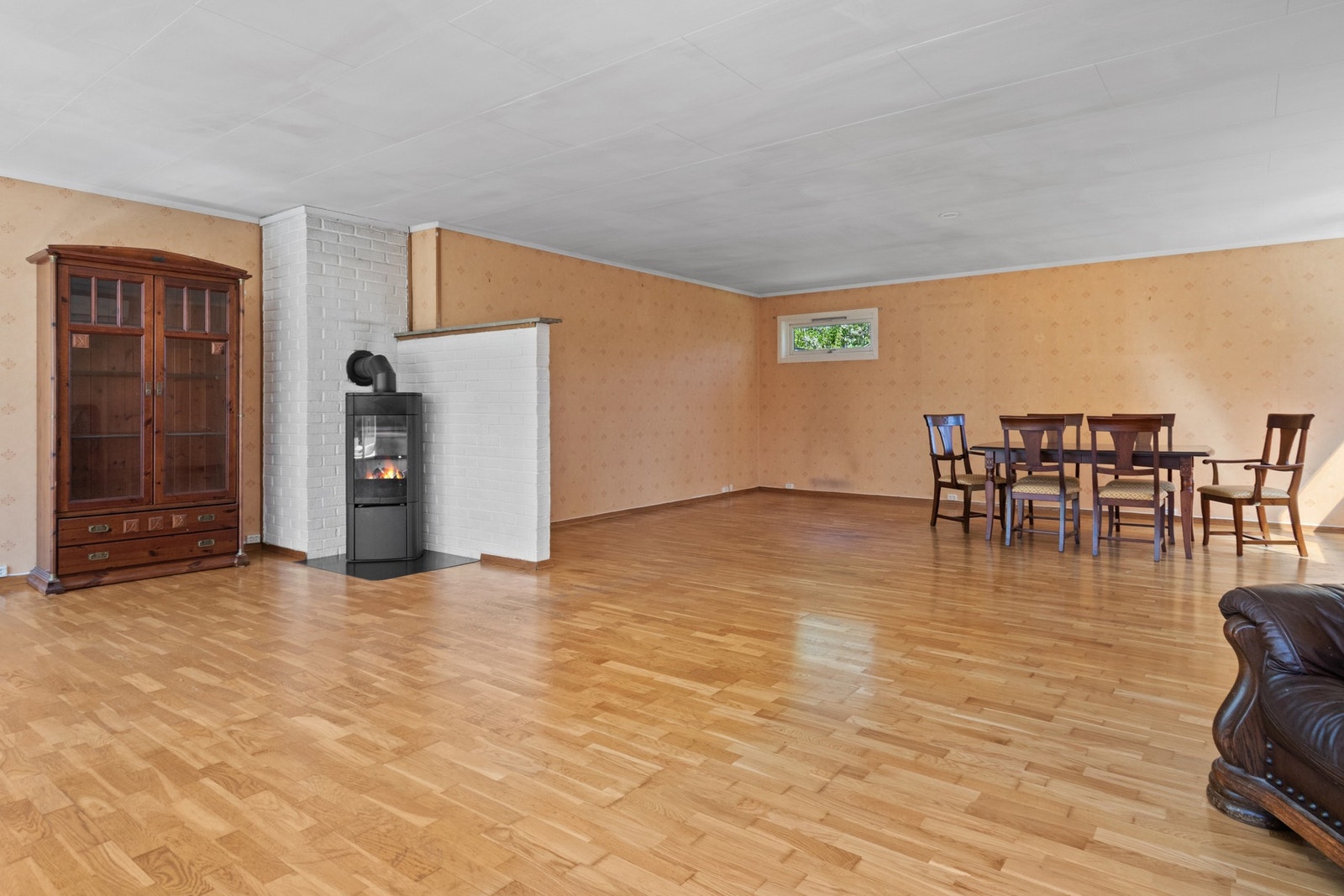 Lys og romslig stue med god plass til både sofa- og spisegruppe. Galleribilde