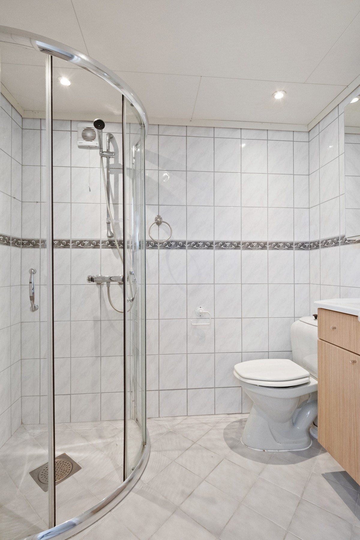 Bad i kjeller med dusj, servant og WC. Galleribilde
