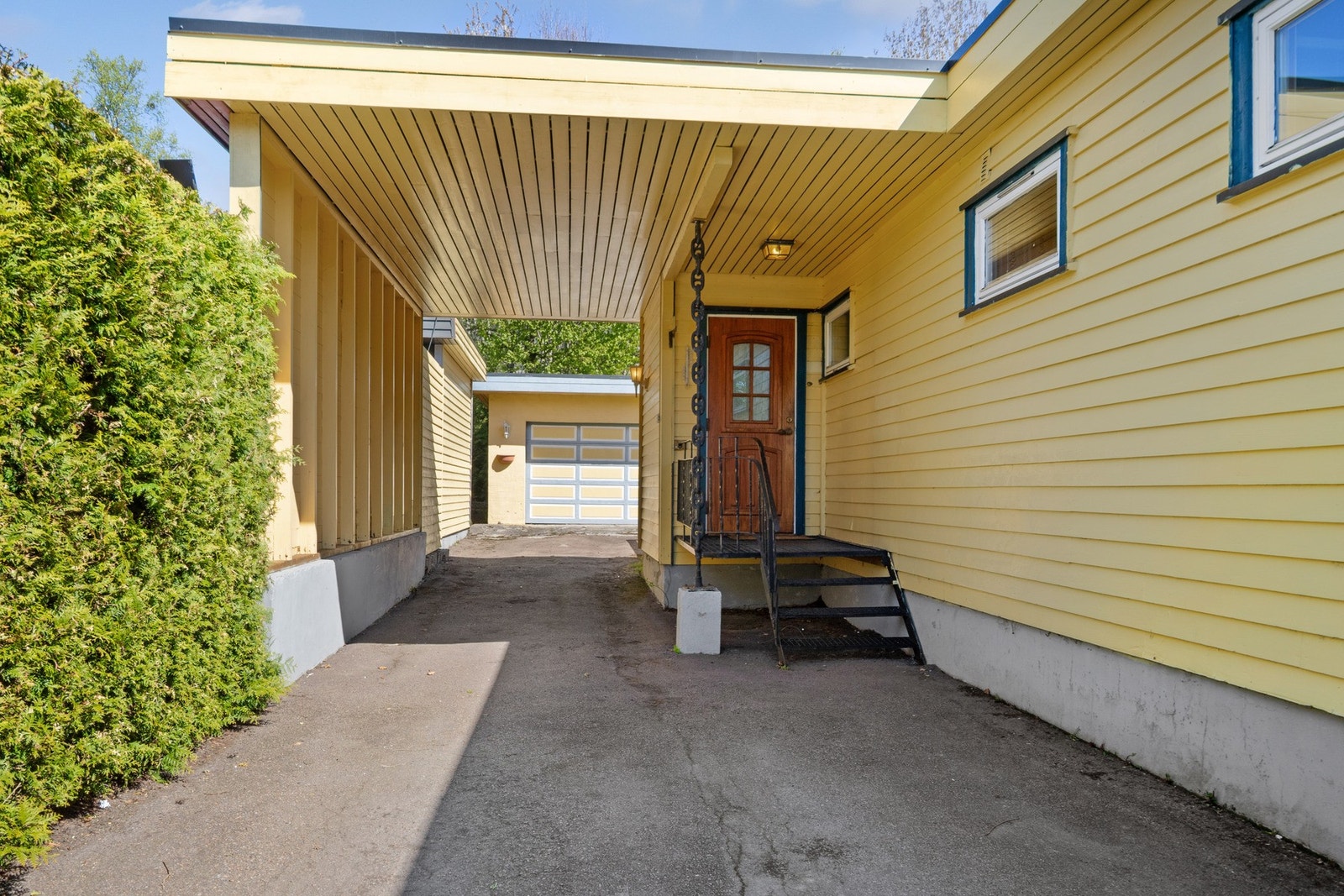 Boligen går over ett plan med kjeller og har en praktisk planløsning med stue, kjøkken, tre soverom, bad, separat toalettrom samt flere disponible rom i kjeller. Galleribilde