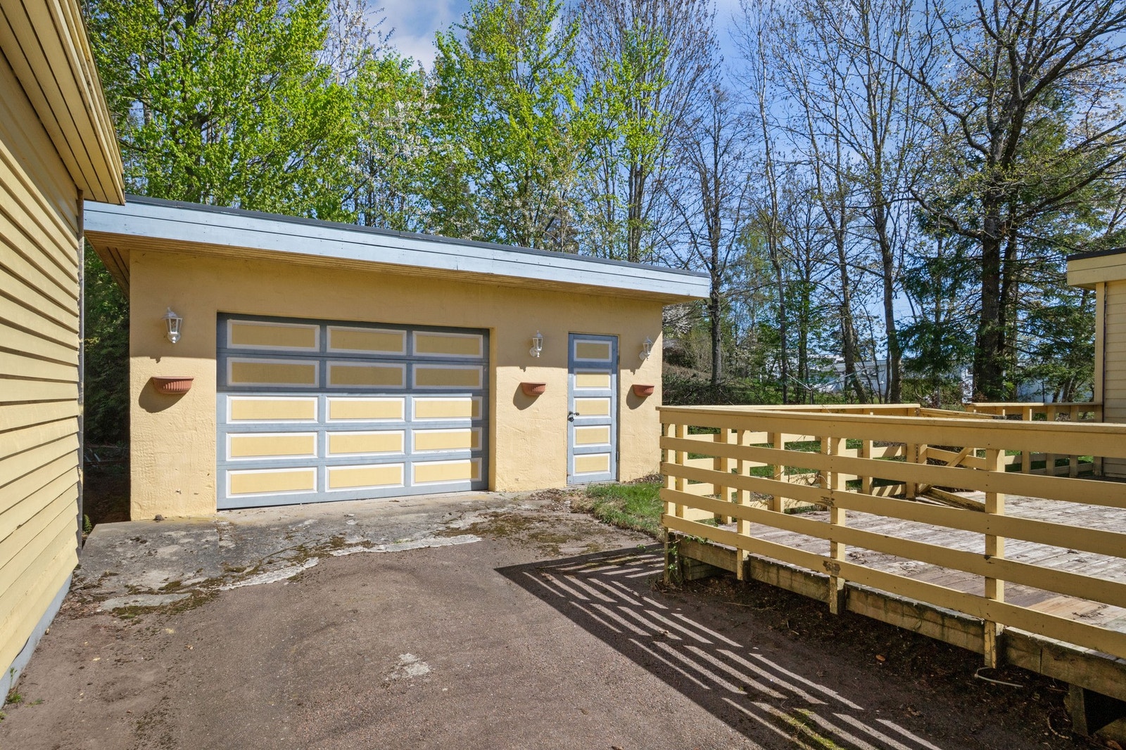 Gode parkeringsmuligheter med både garasje og carport. Galleribilde