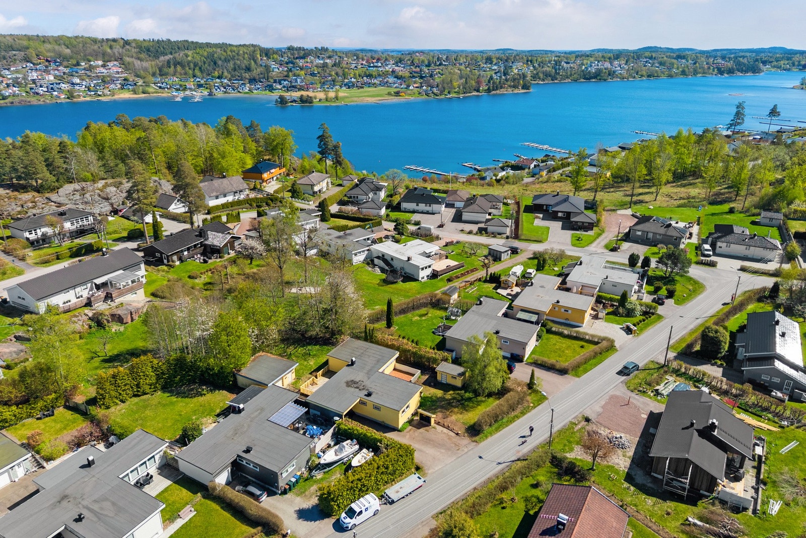Opplev et veletablert og svært hyggelig nabolag på Rakkevik i Tønsberg kommune. Dette området er perfekt for barnefamilier, med trygg skolevei og en tilbaketrukket beliggenhet i rolige omgivelser. Nyt solen fra tidlig morgen til sen kveld. Galleribilde