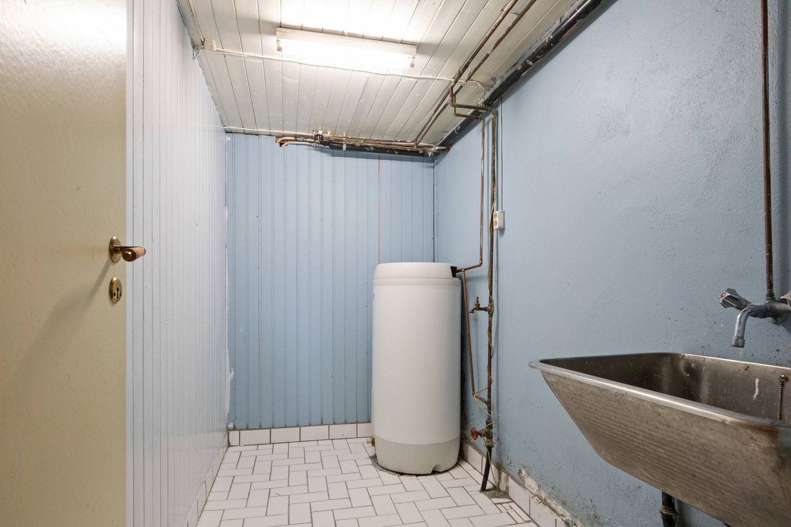 Praktisk vaskerom med opplegg for vaskemaskin og skyllekum. Galleribilde